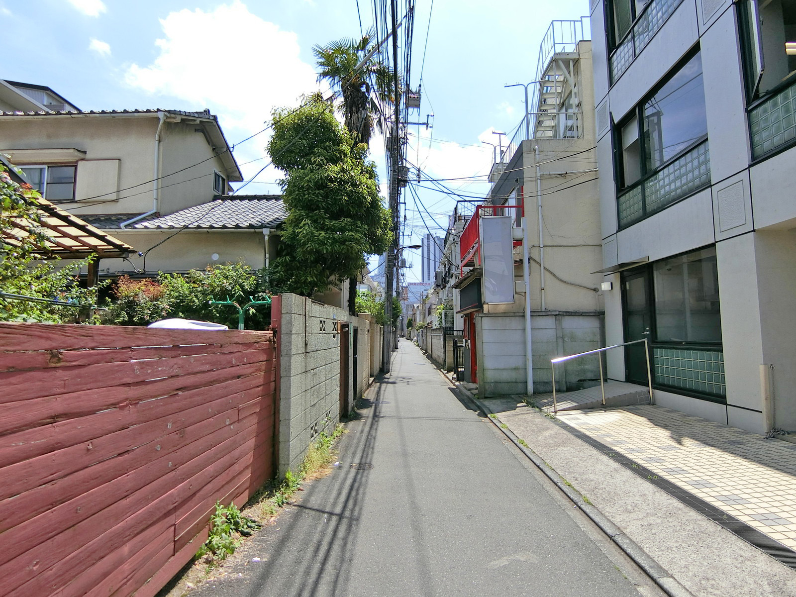 ミナミビル前面の通り