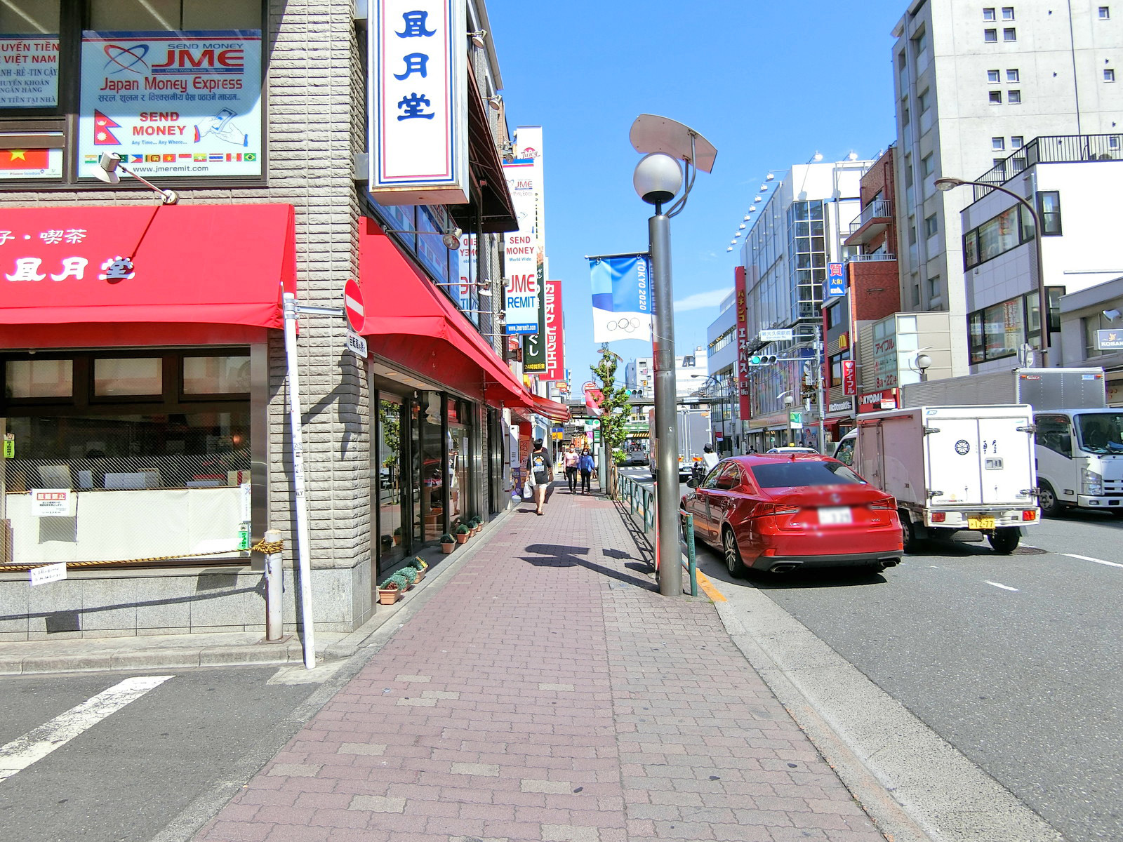 新戸山ビル前面の通り