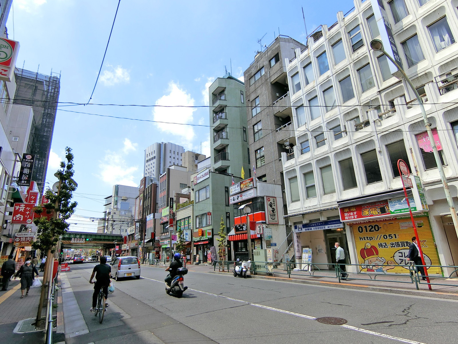 大久保通り沿いに立地