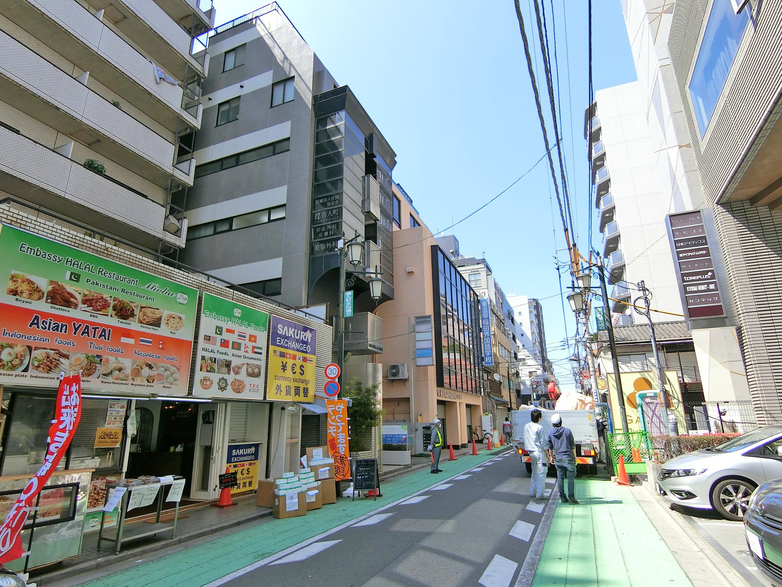 周辺はオフィスや店舗が多いエリア