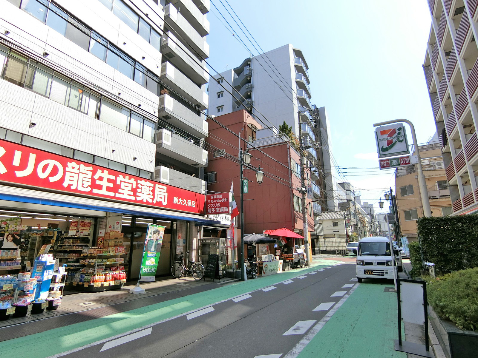 周辺はオフィスや店舗が多いエリア