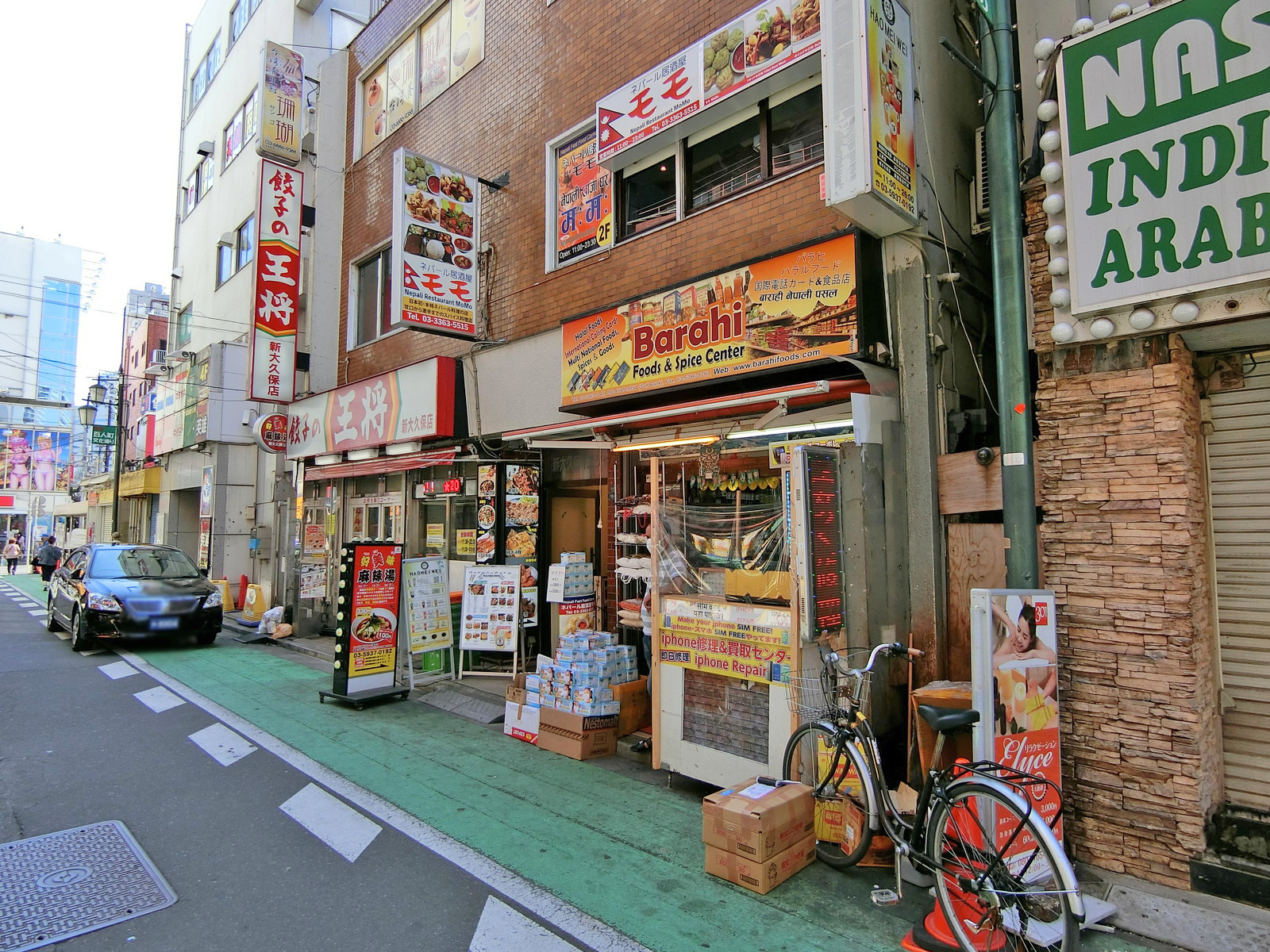 付近には飲食店が充実