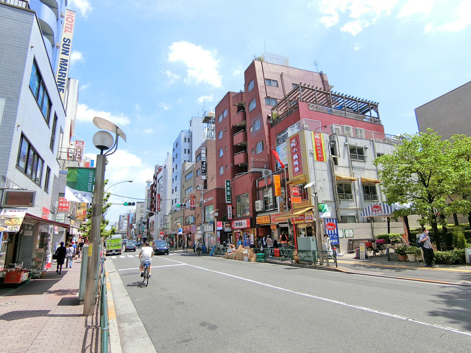 大久保通り沿いに立地