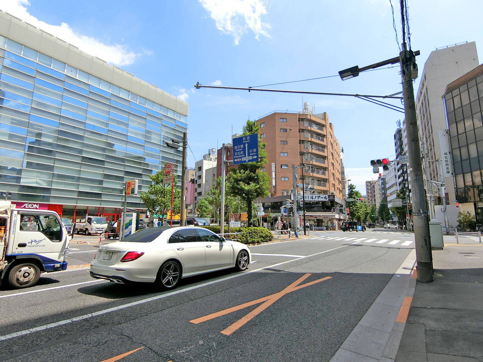 小滝橋通り沿いに立地