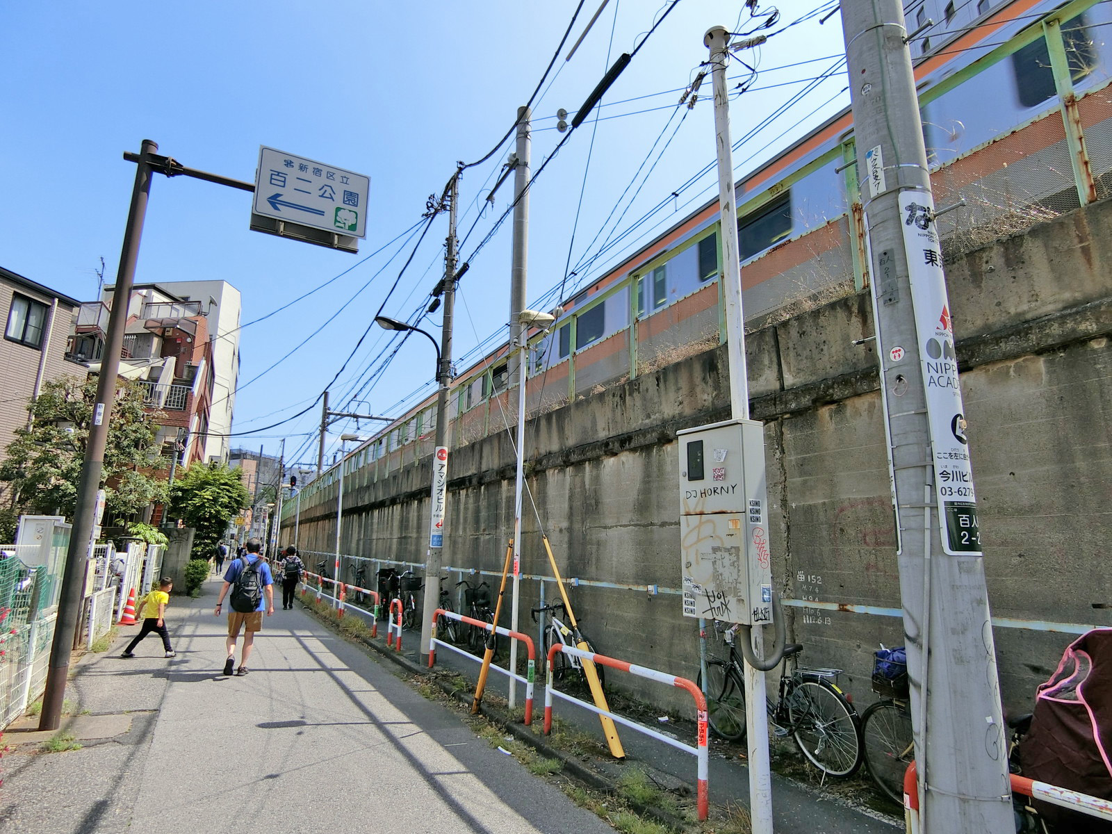 周辺は住宅街