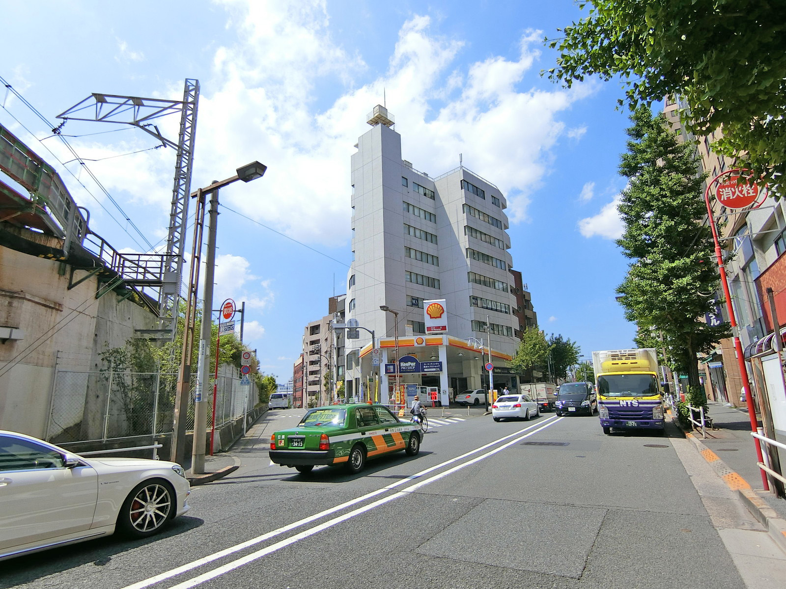 小滝橋通り沿いに立地
