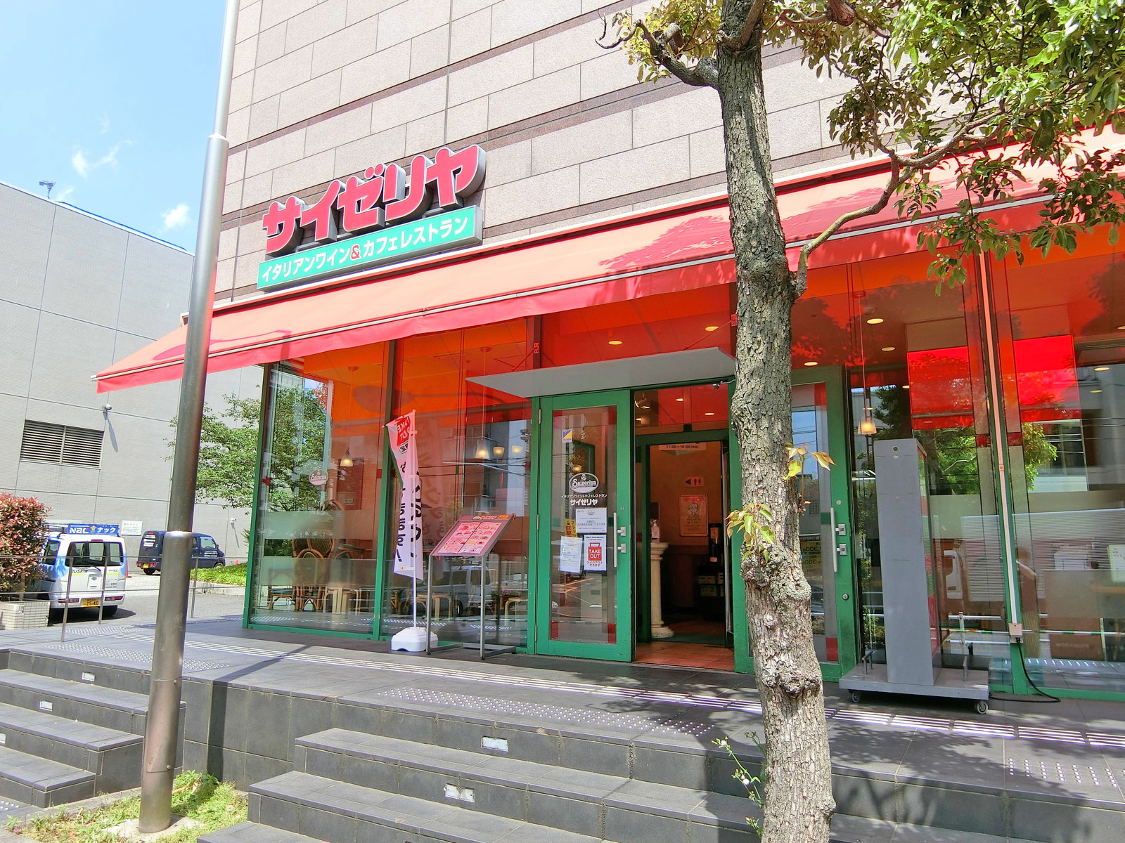 徒歩4分のサイゼリヤ大久保店