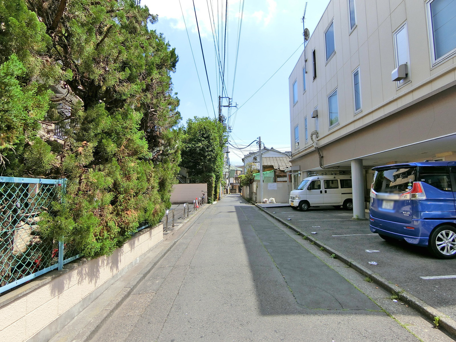 グランドステータス北新宿前面の通り