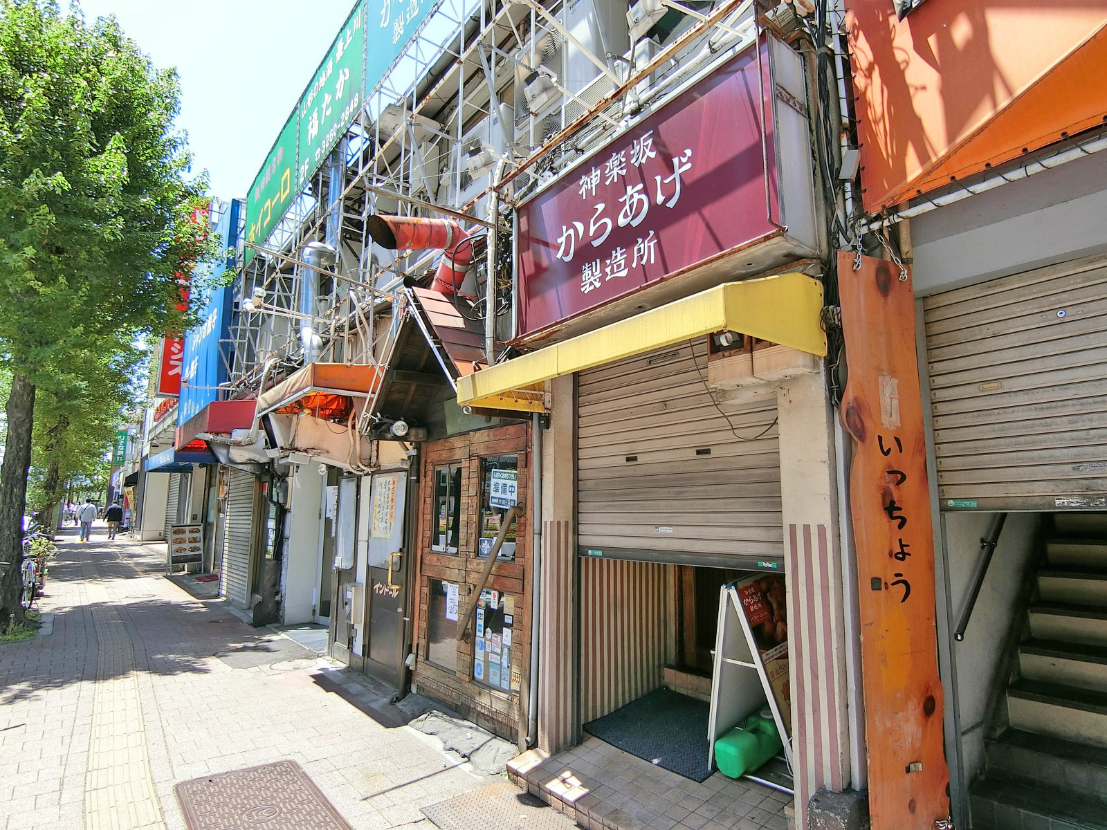 付近には飲食店が充実