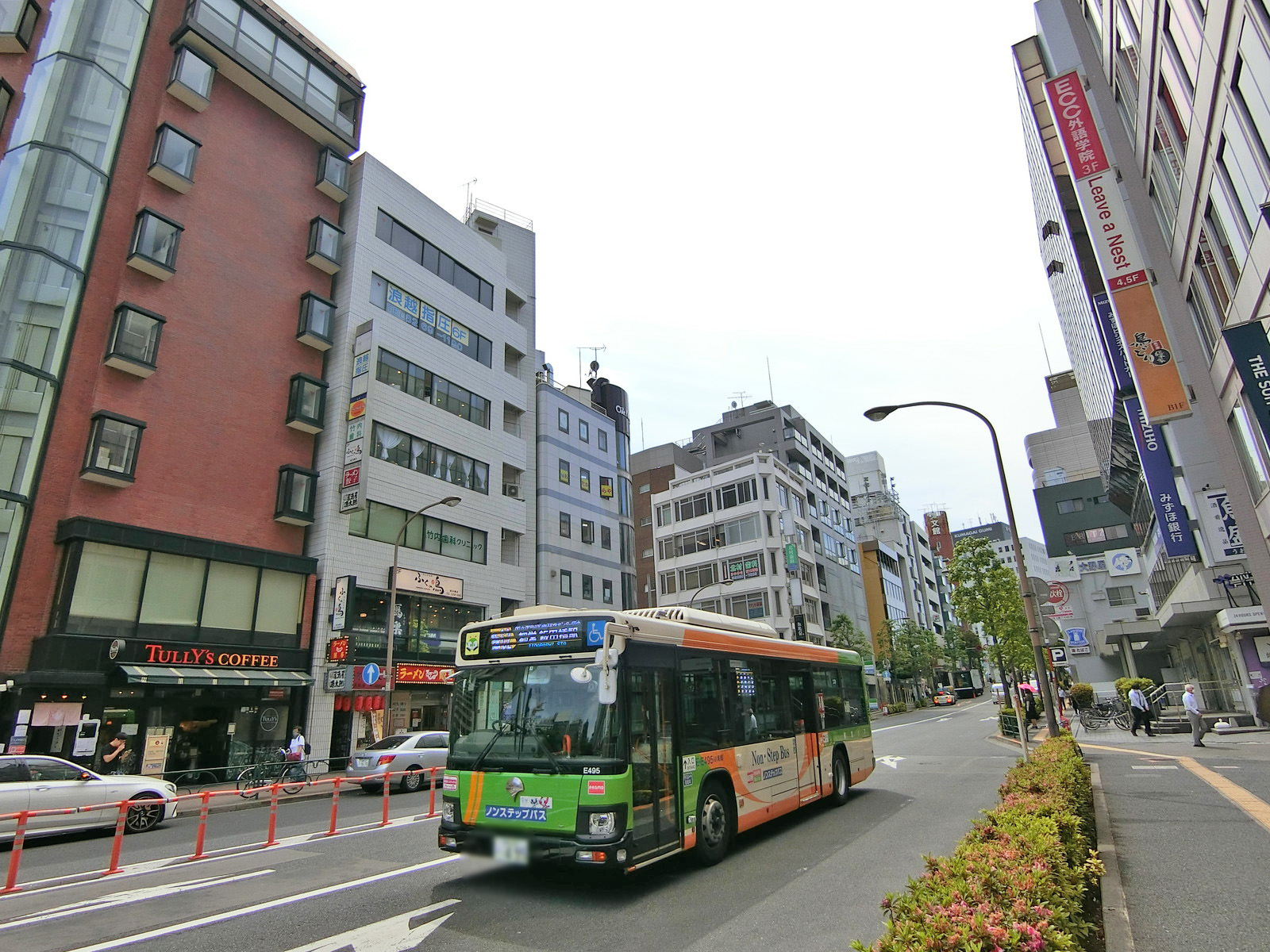 外堀通り沿いに立地