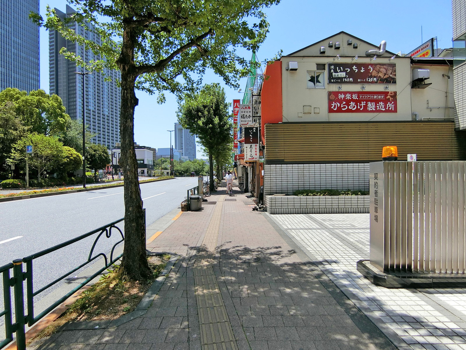 神楽坂1丁目ビル前面の通り