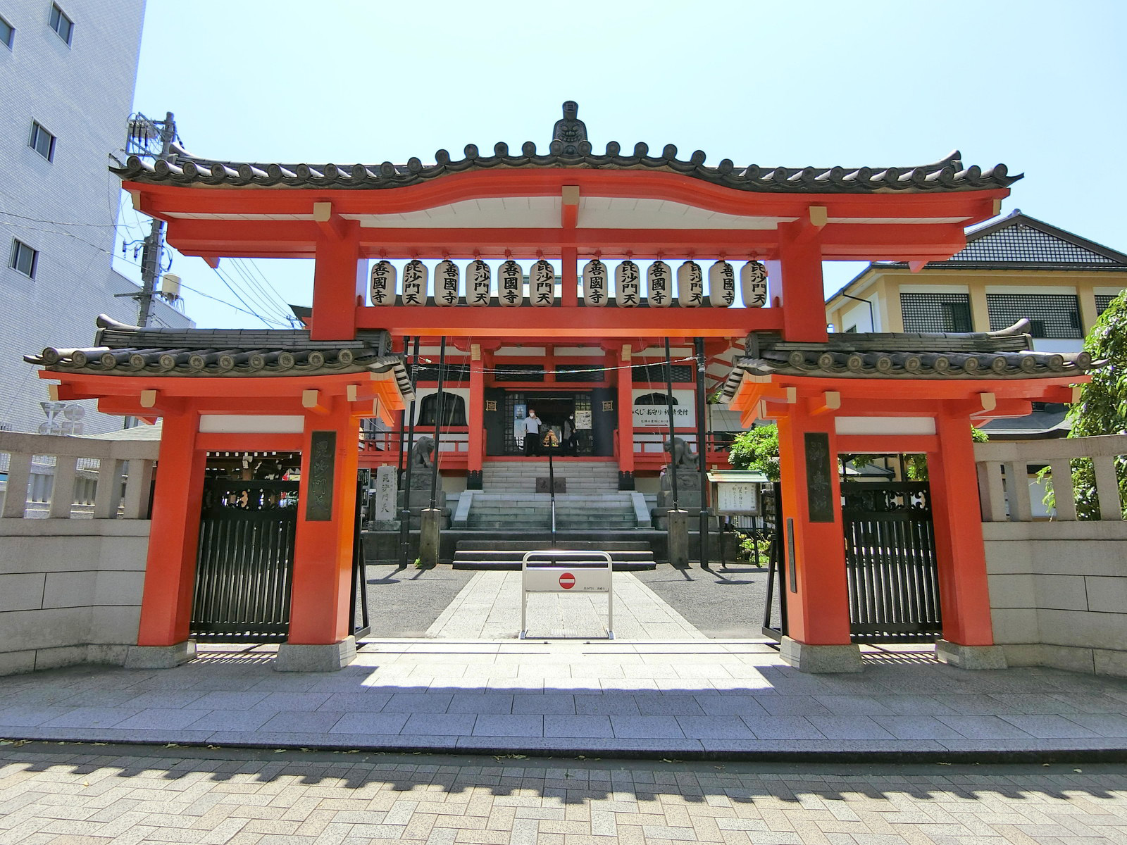 徒歩1分の毘沙門天善國寺