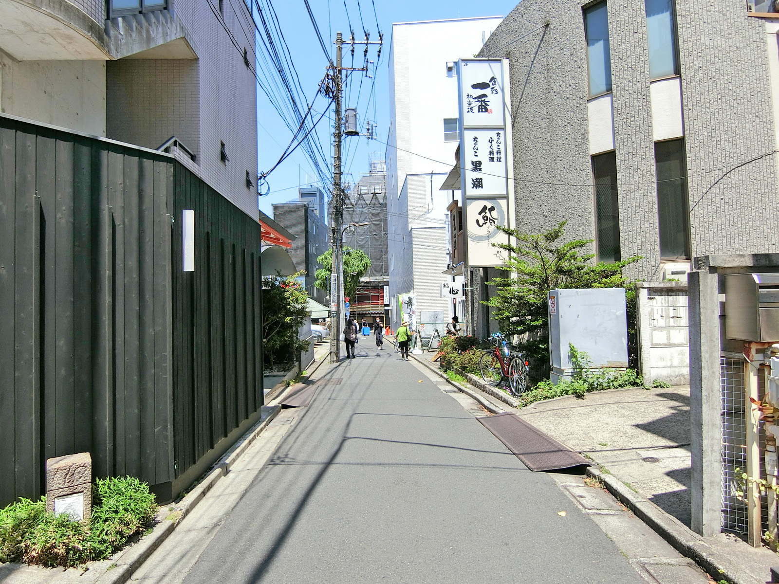 高村ビル前面の通り