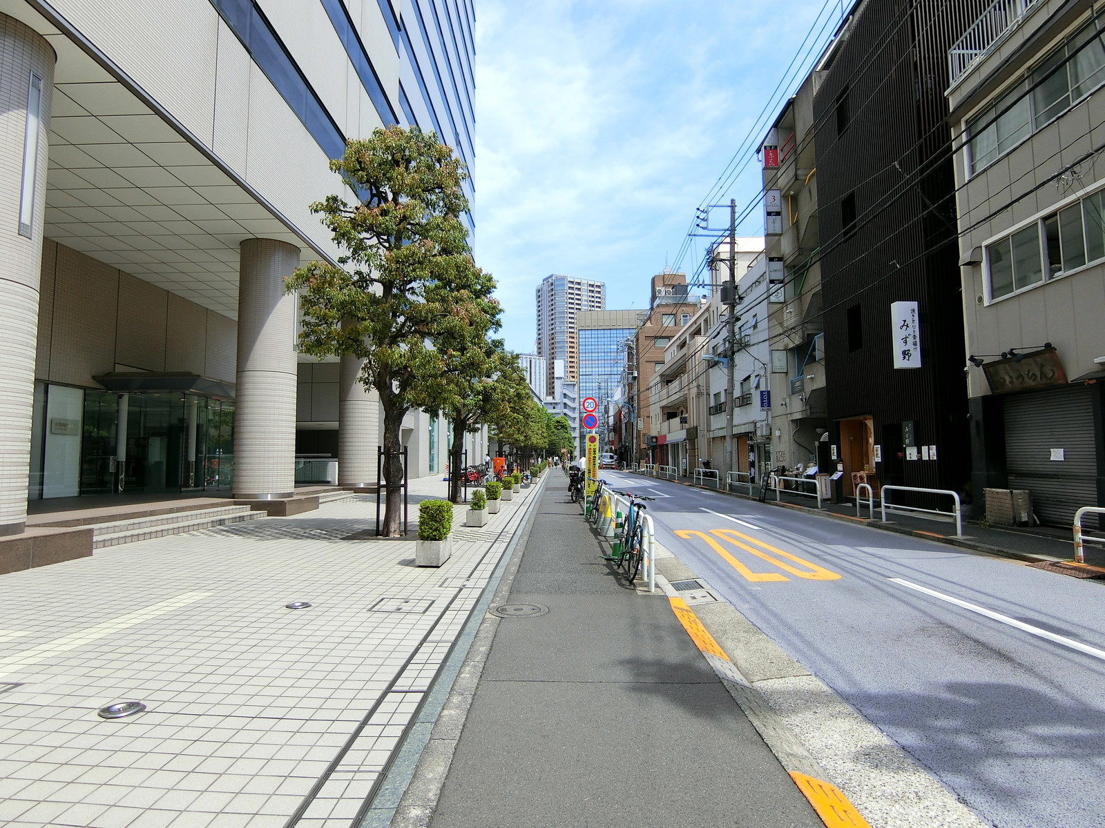 US軽子ビル前面の通り