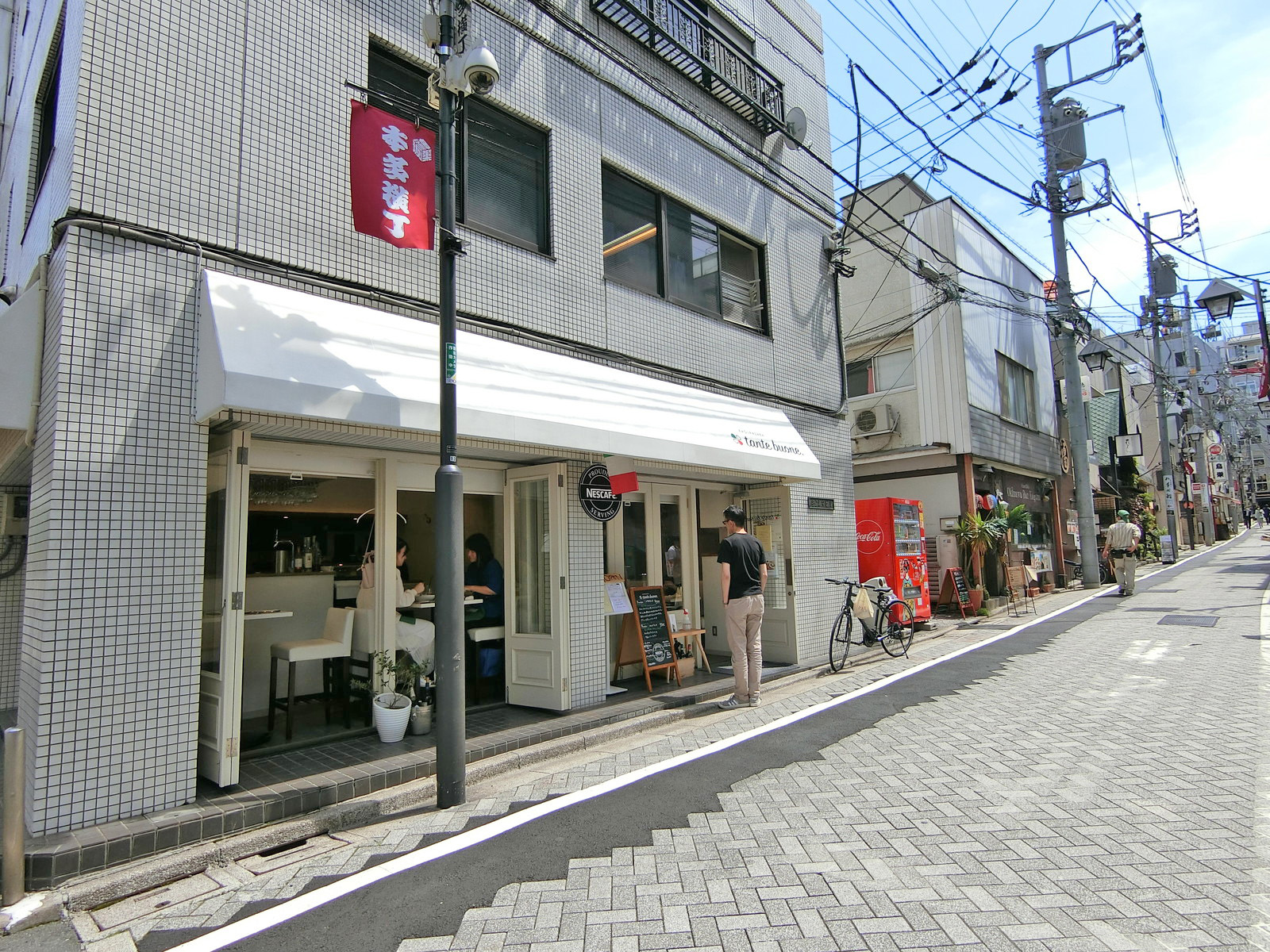 付近には飲食店が充実