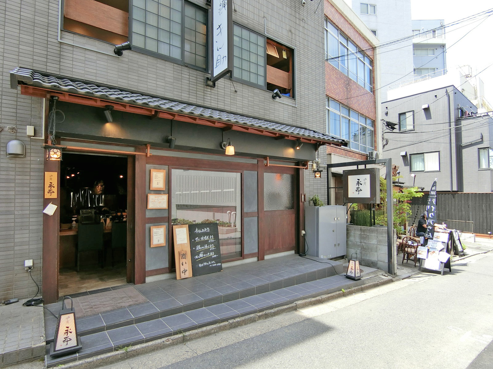 付近には飲食店が充実