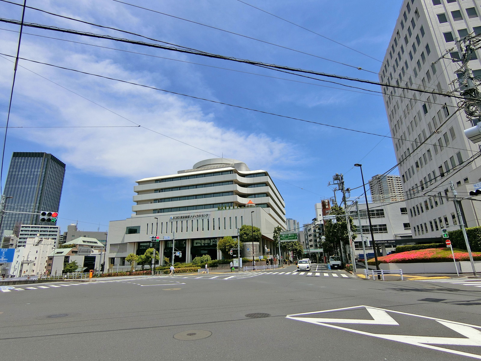 大久保通り沿いに立地