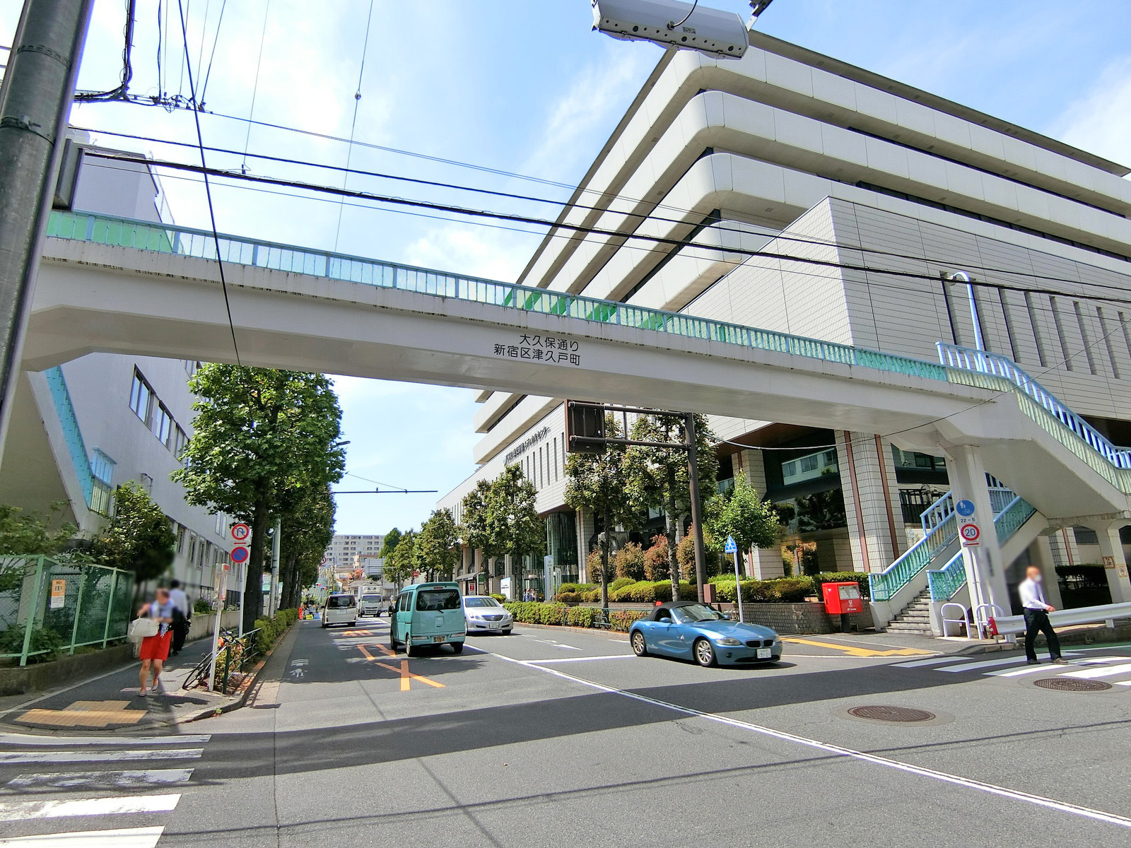 大久保通り沿いに立地