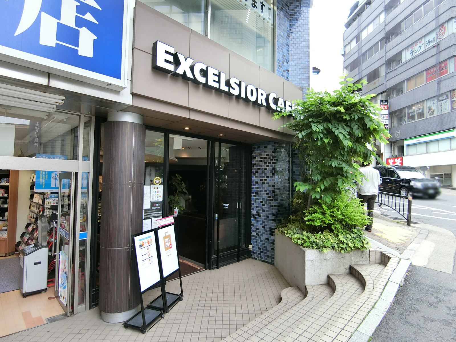 徒歩2分のエクセルシオールカフェ