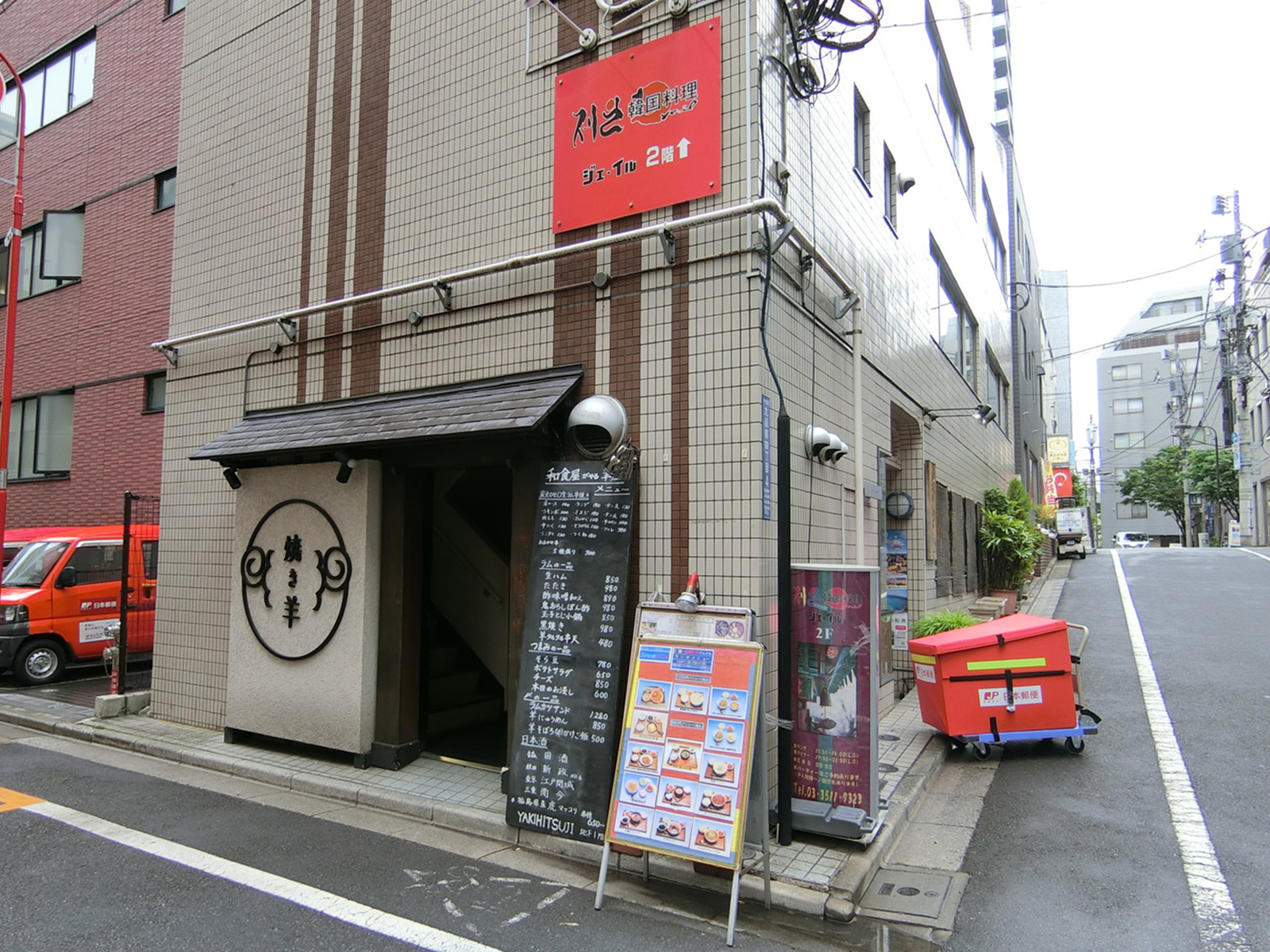 周辺には飲食店があり