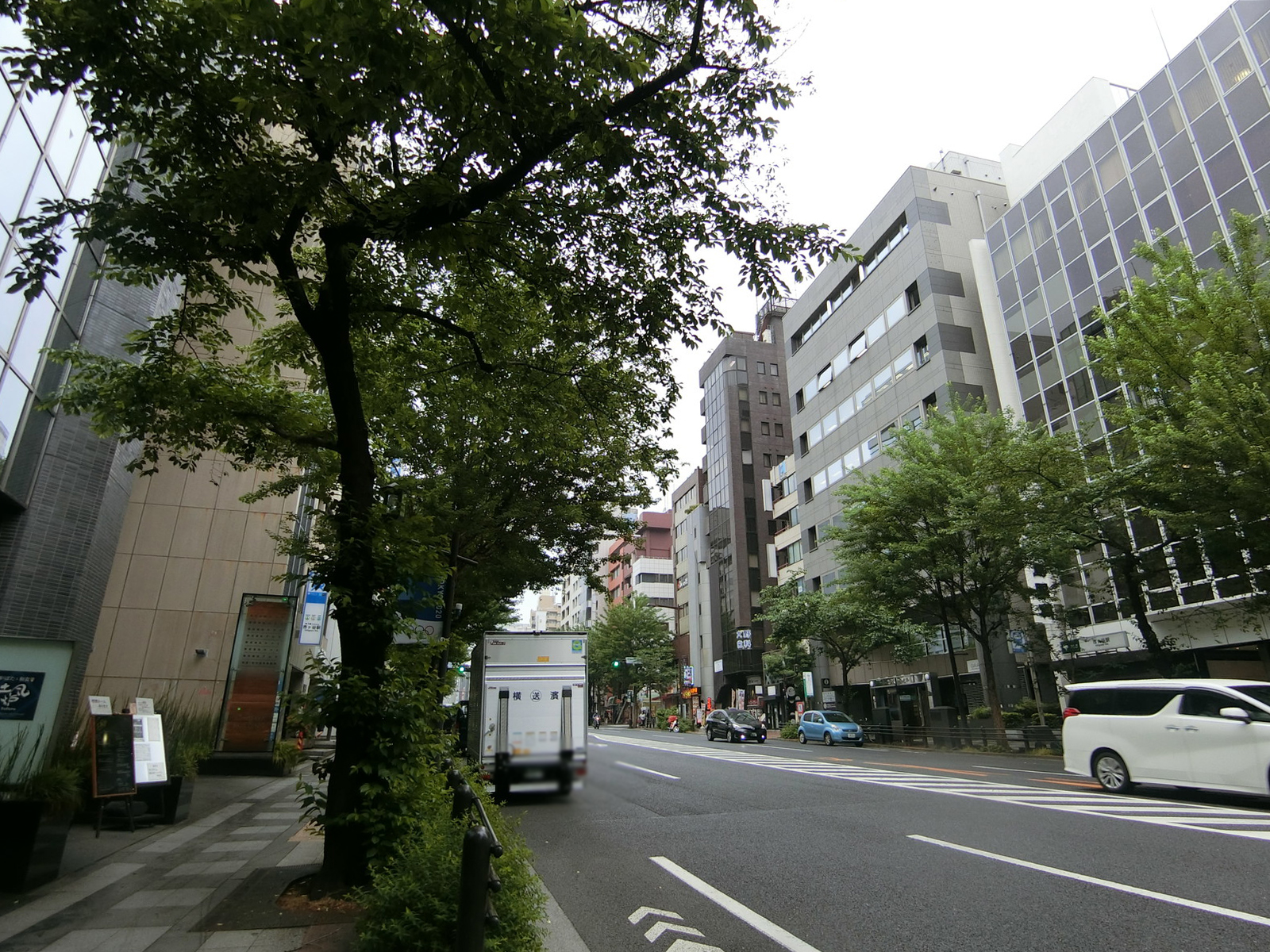 付近の靖国通り