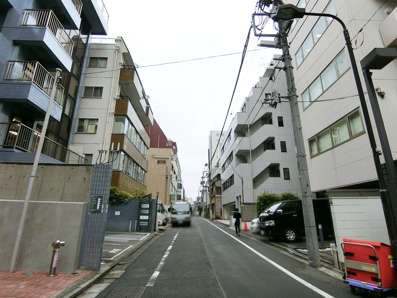 第3東郷パークビル前面の通り