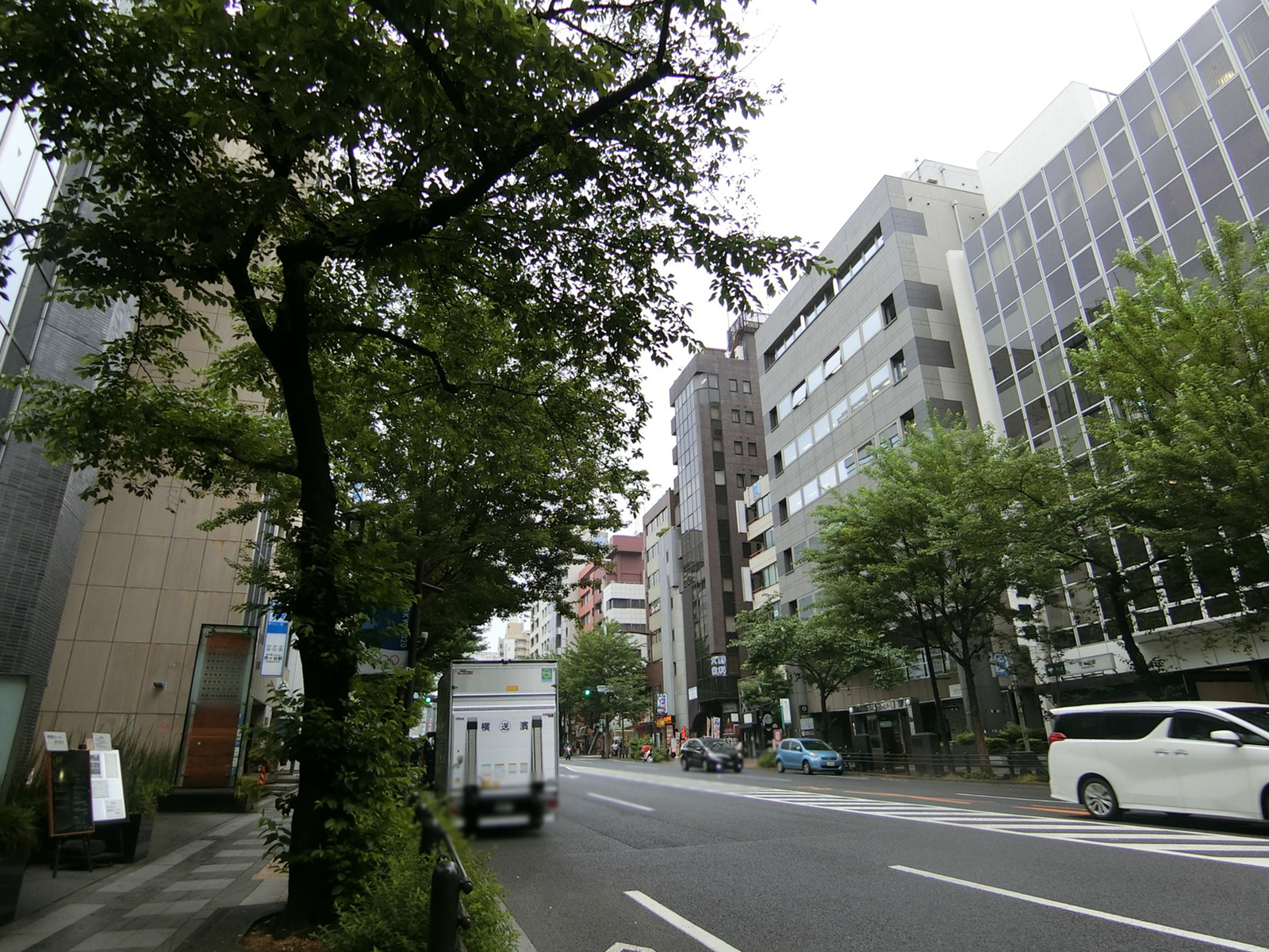 市ヶ谷安田ビル前面の靖国通り