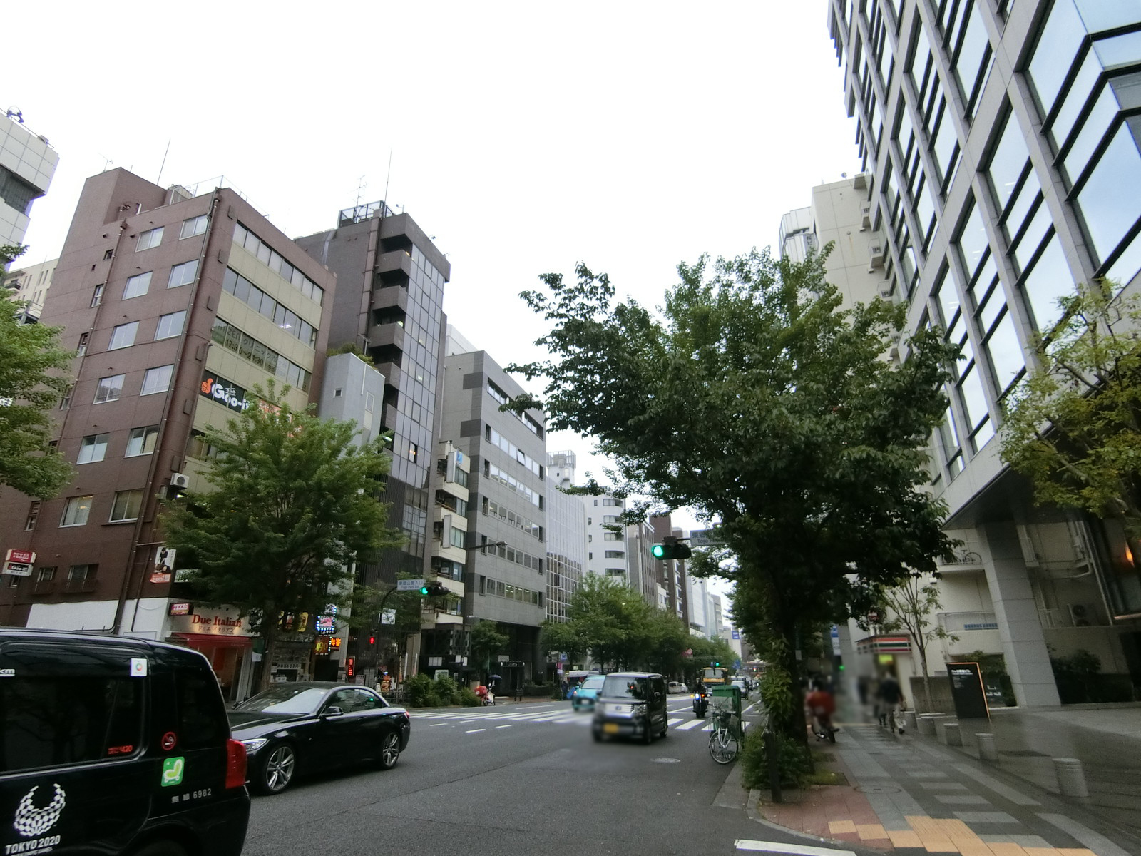 市ヶ谷KTビル1前面の靖国通り