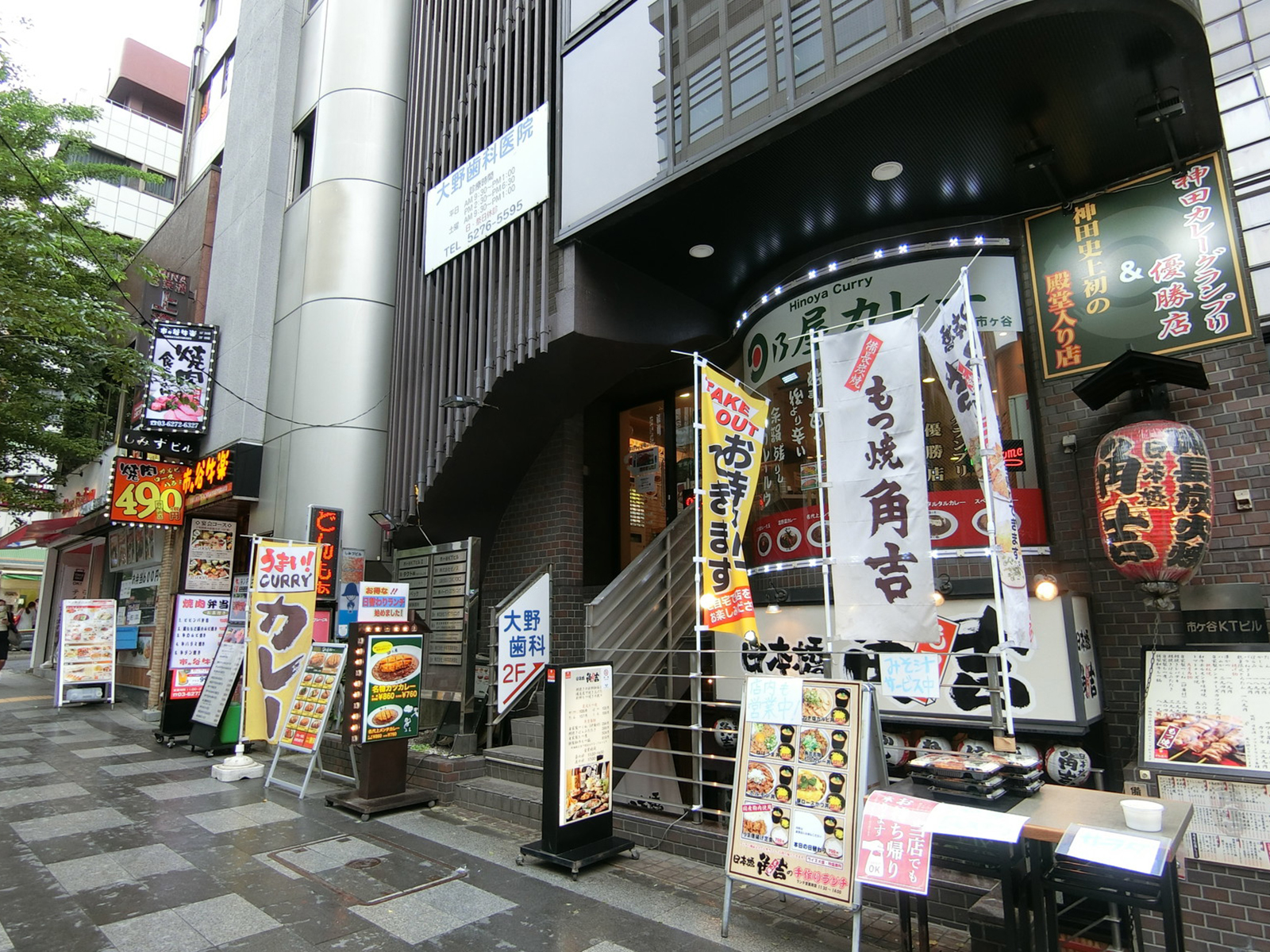 周辺は飲食店が豊富なエリア