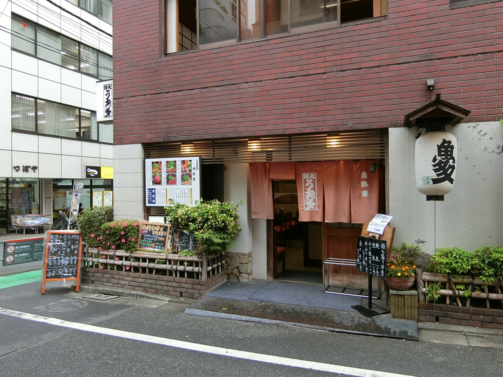 周辺には飲食店が点在