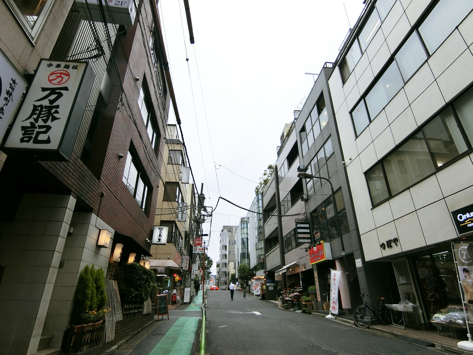 アソルティ市ヶ谷前面の通り