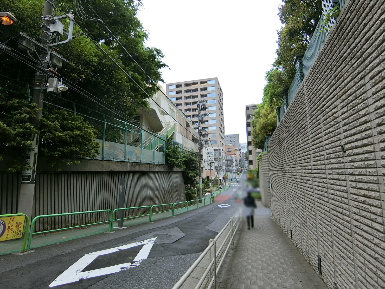 ヴェネオ四番町前面の通り