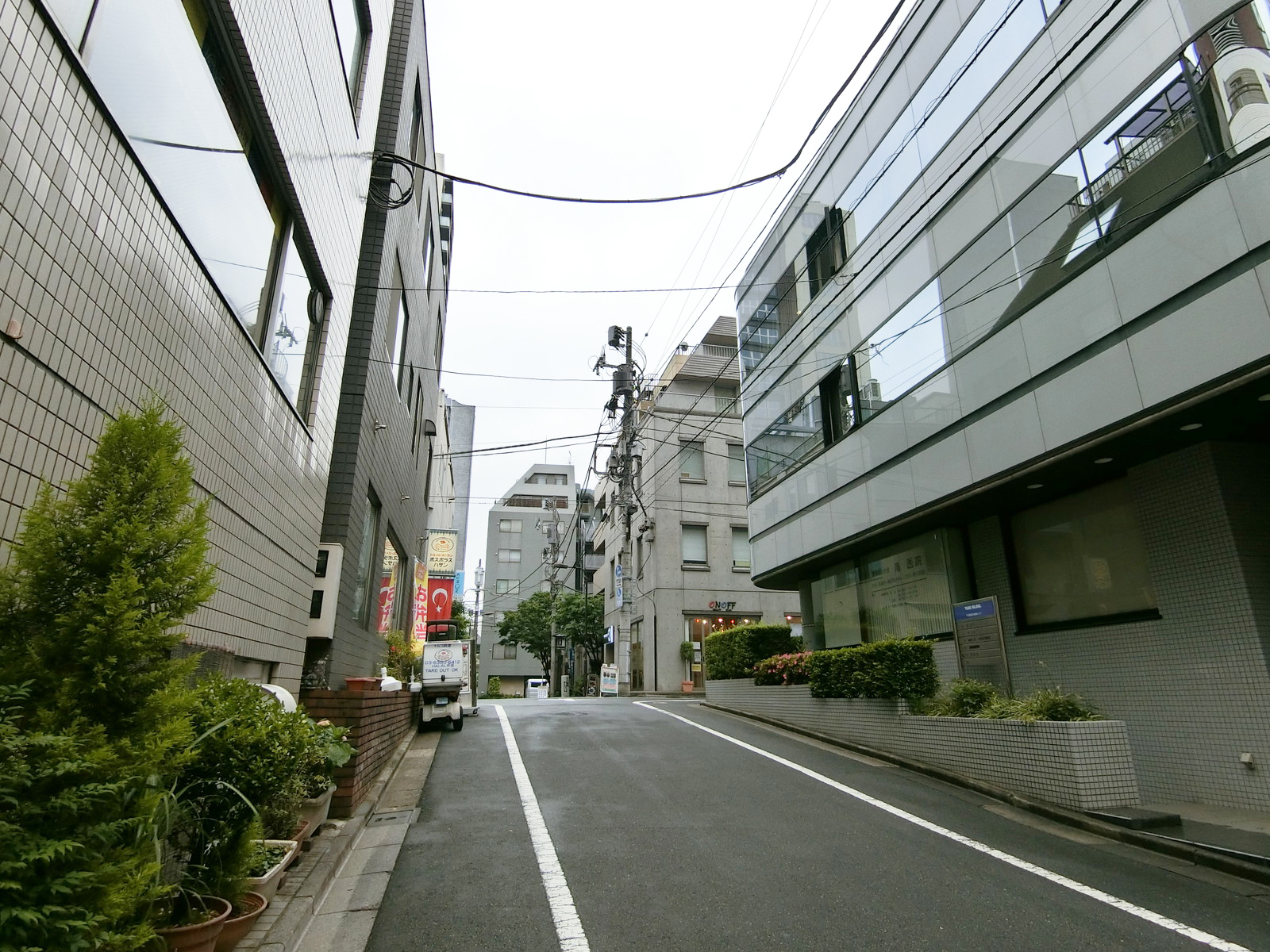 メディアスクエア前面の通り