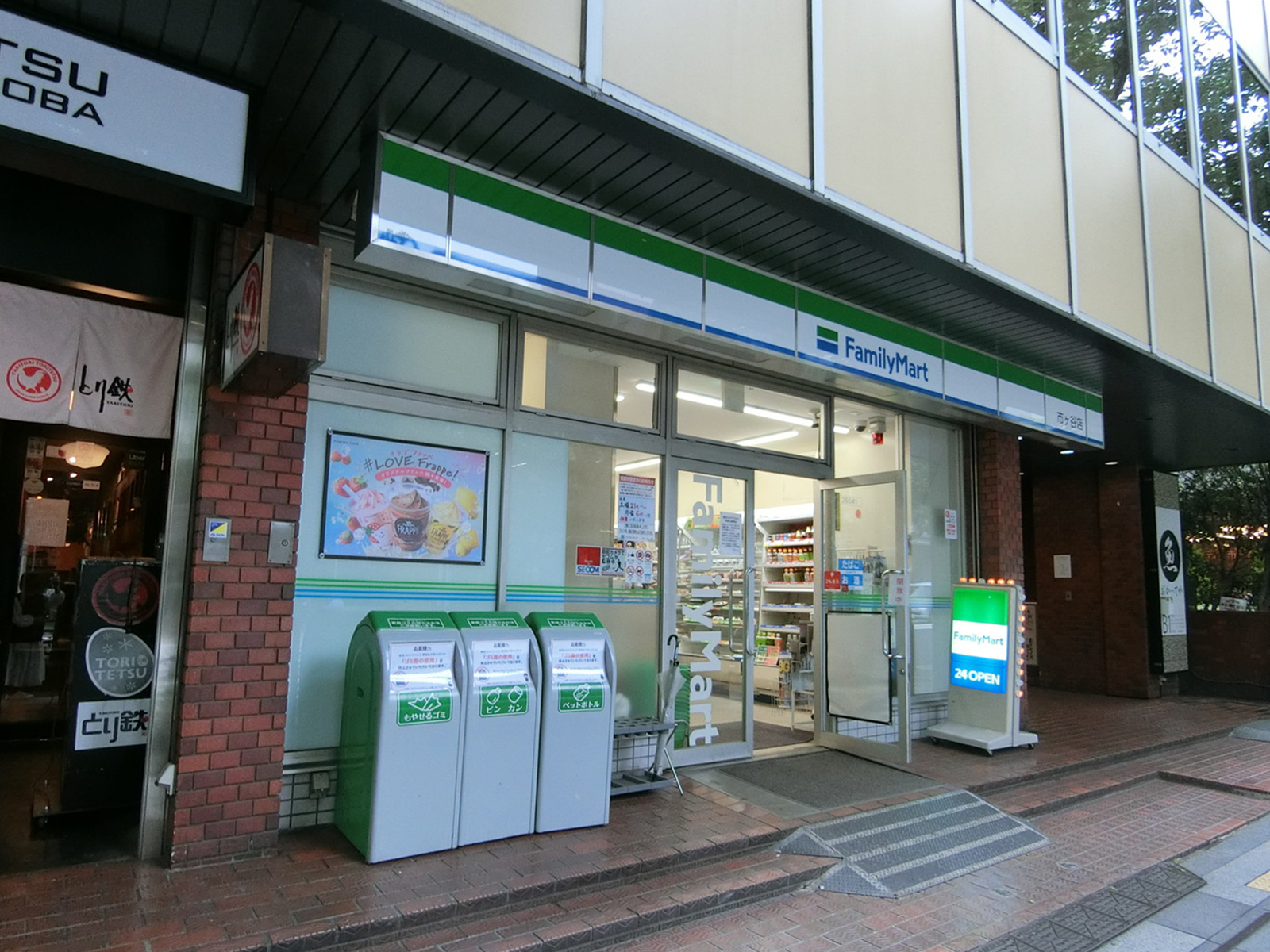 並びのファミリーマート 市ヶ谷店