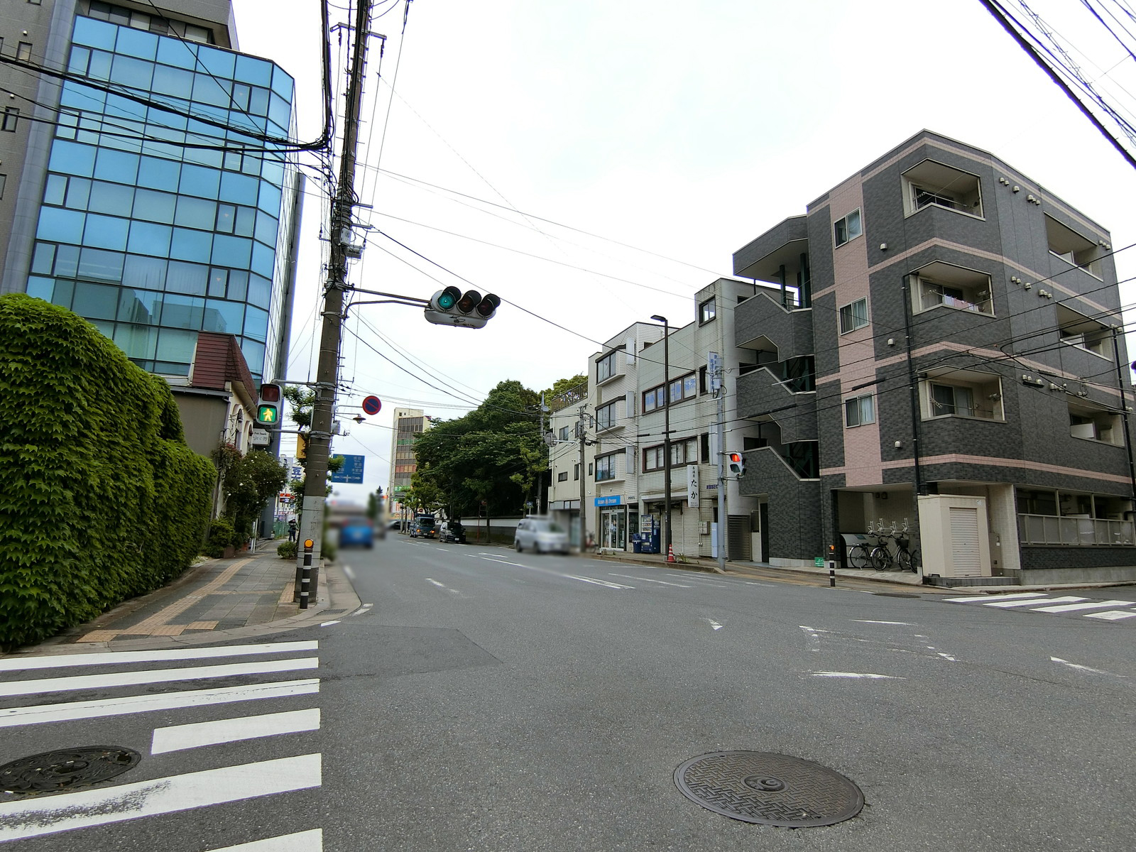 第13CIビル前面の妙見通り