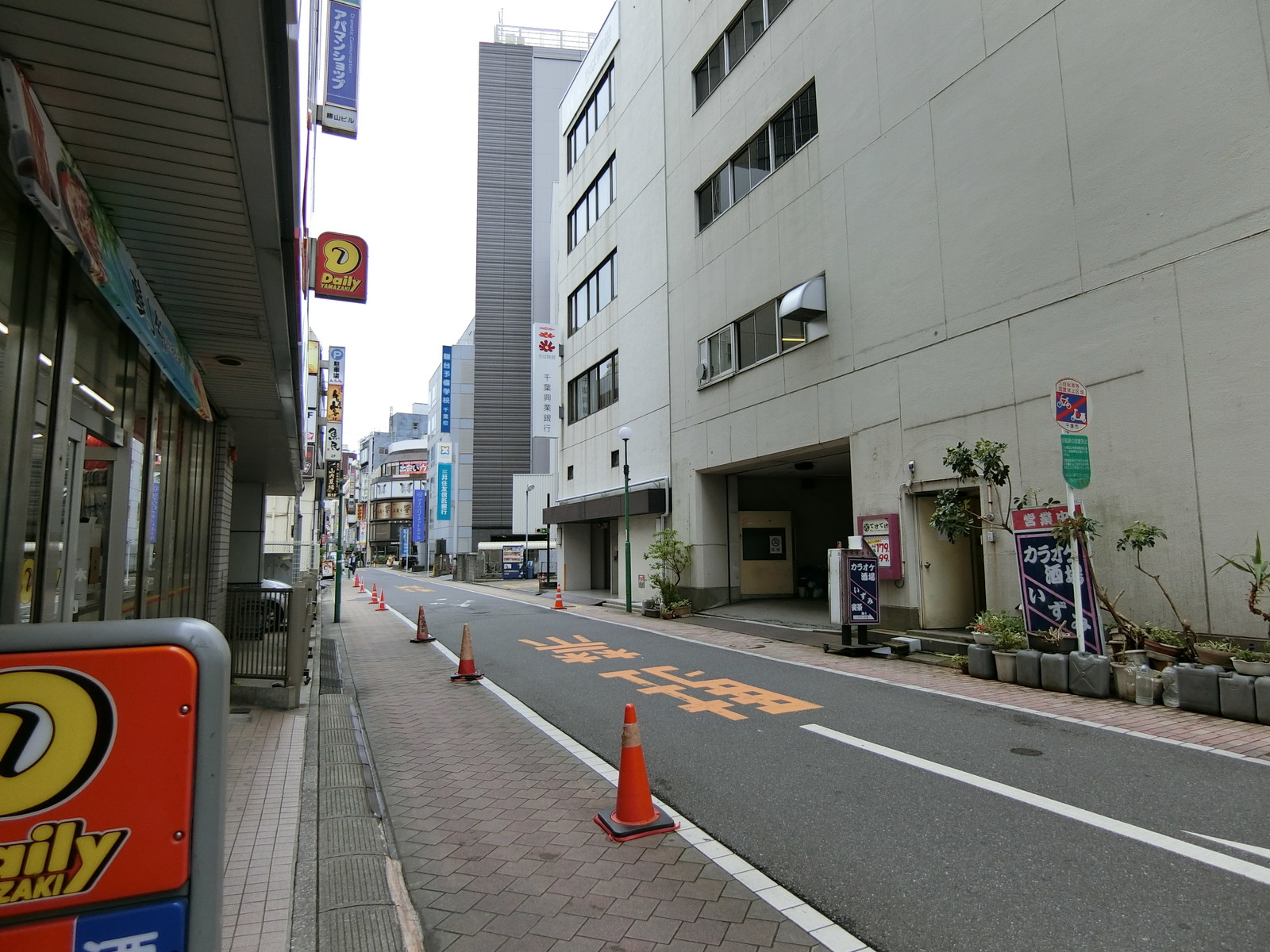 勝山ビル前面の通り