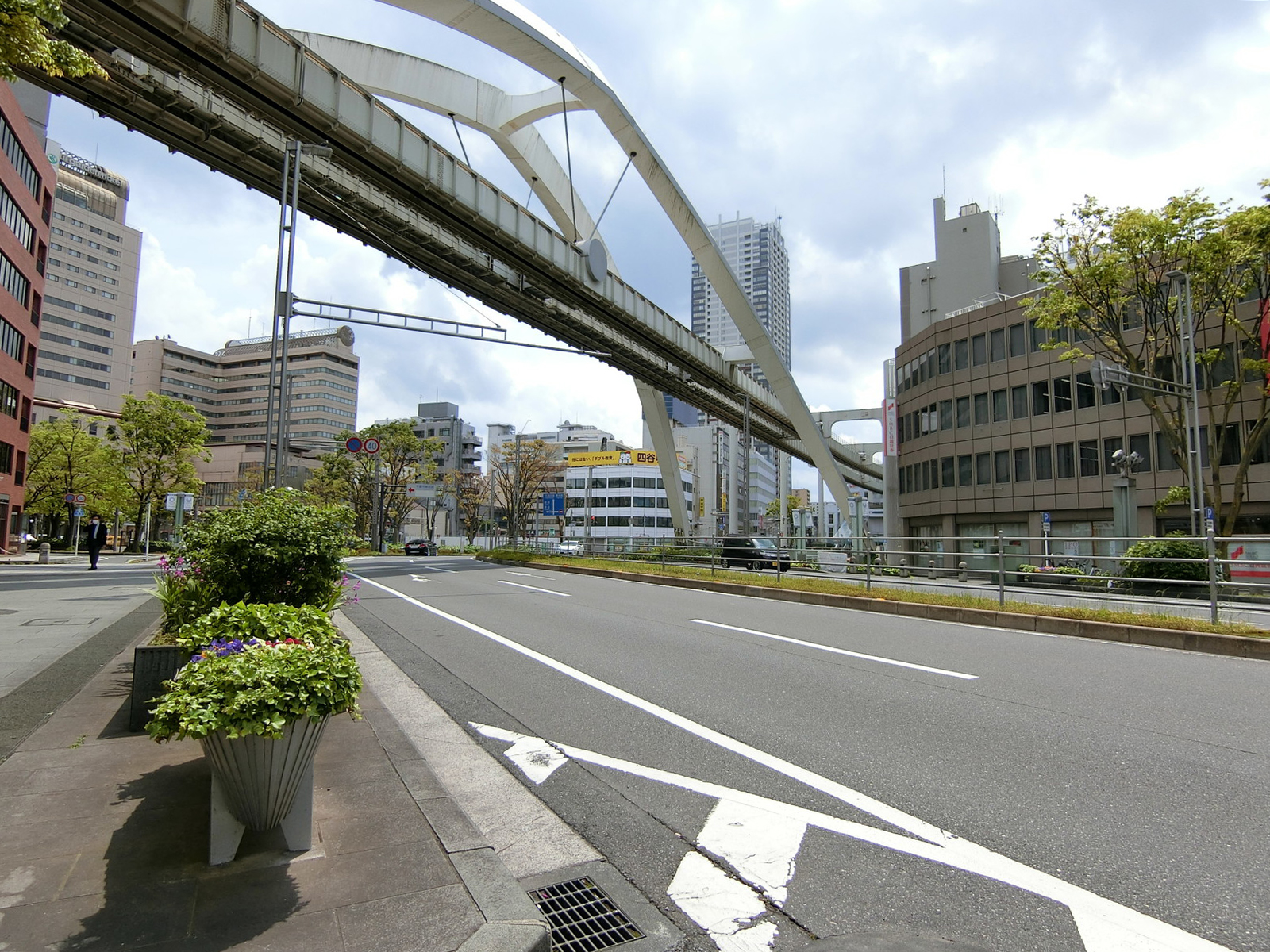 近くの千葉駅前大通り