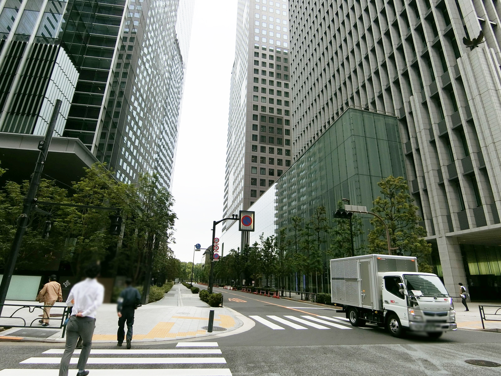 日本経済新聞本社ビル前面の通り