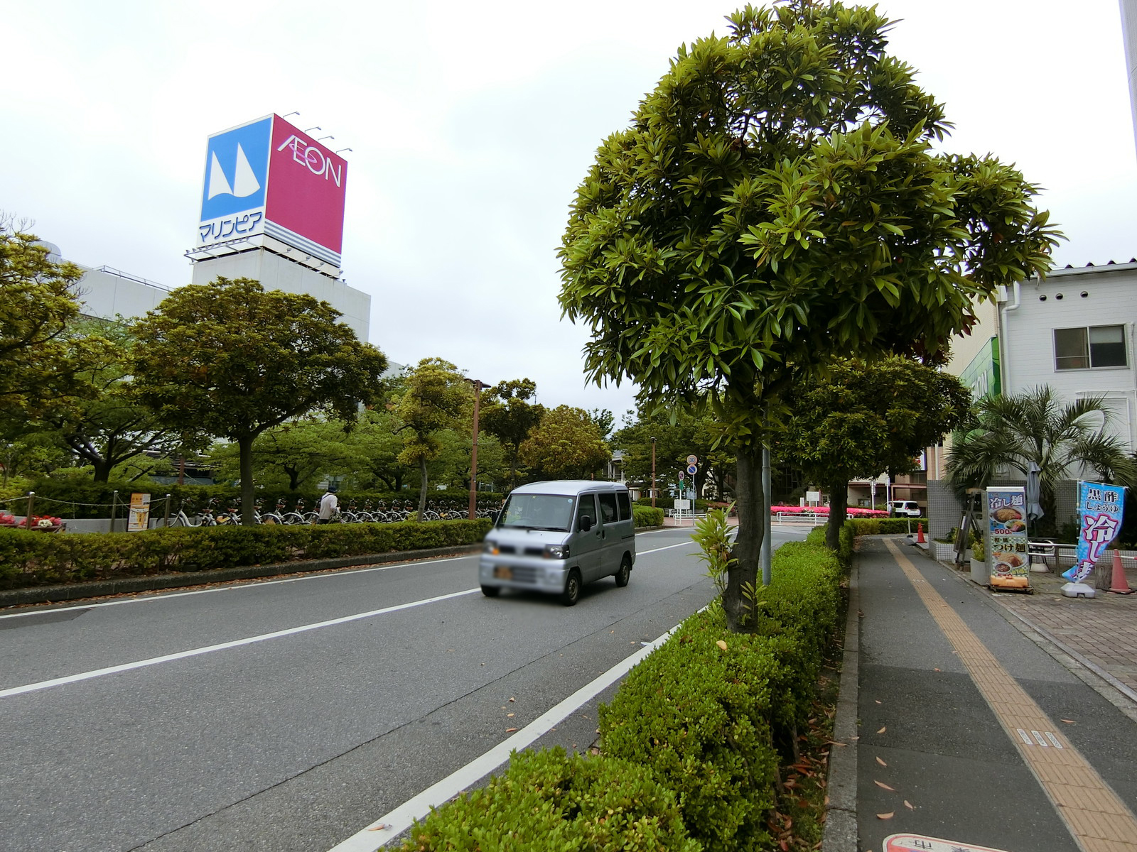 稲毛海岸ビル前面の通り