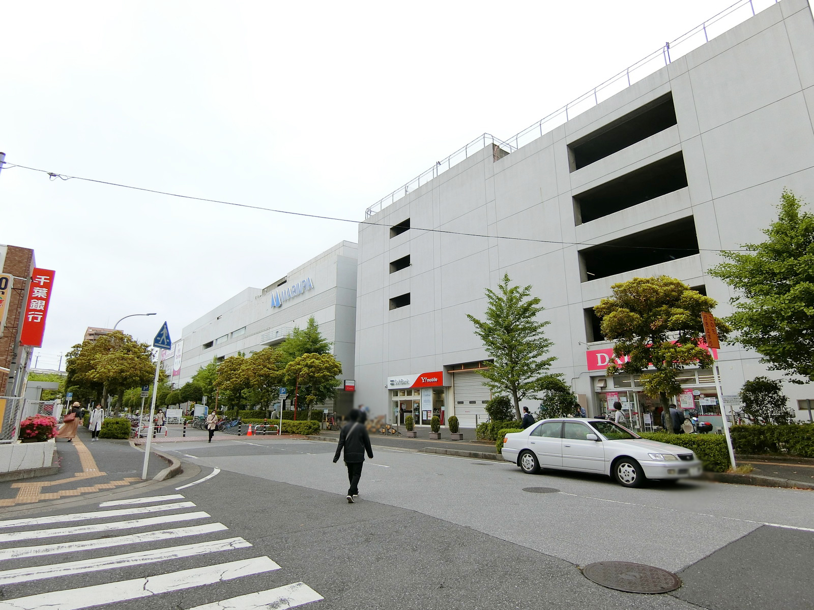 ビル前のイオンマリンピア店