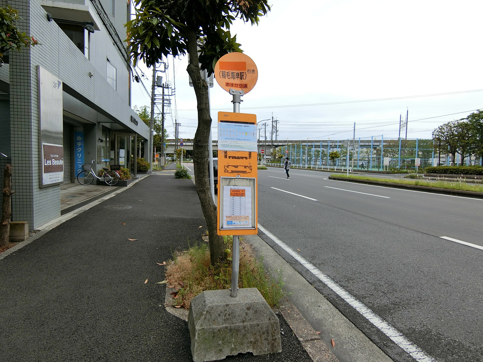 ビル前のバス停