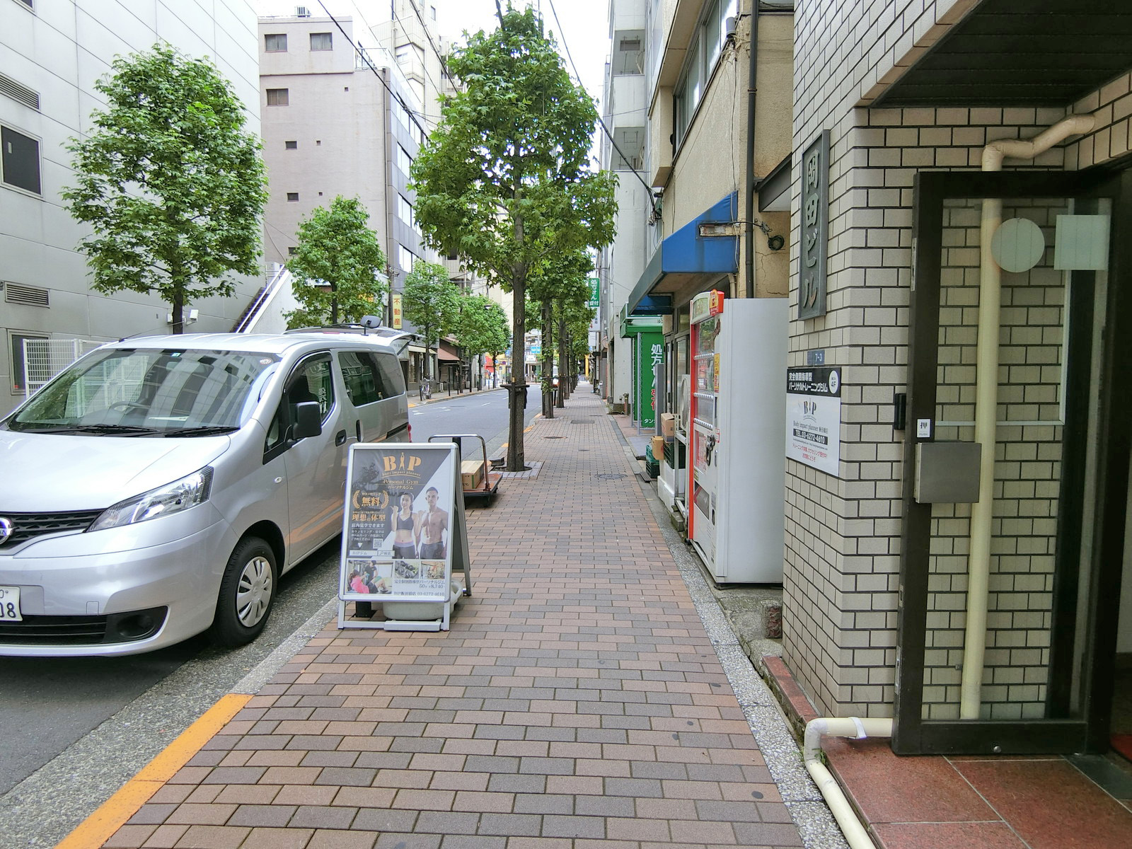 岡田ビル前面の通り
