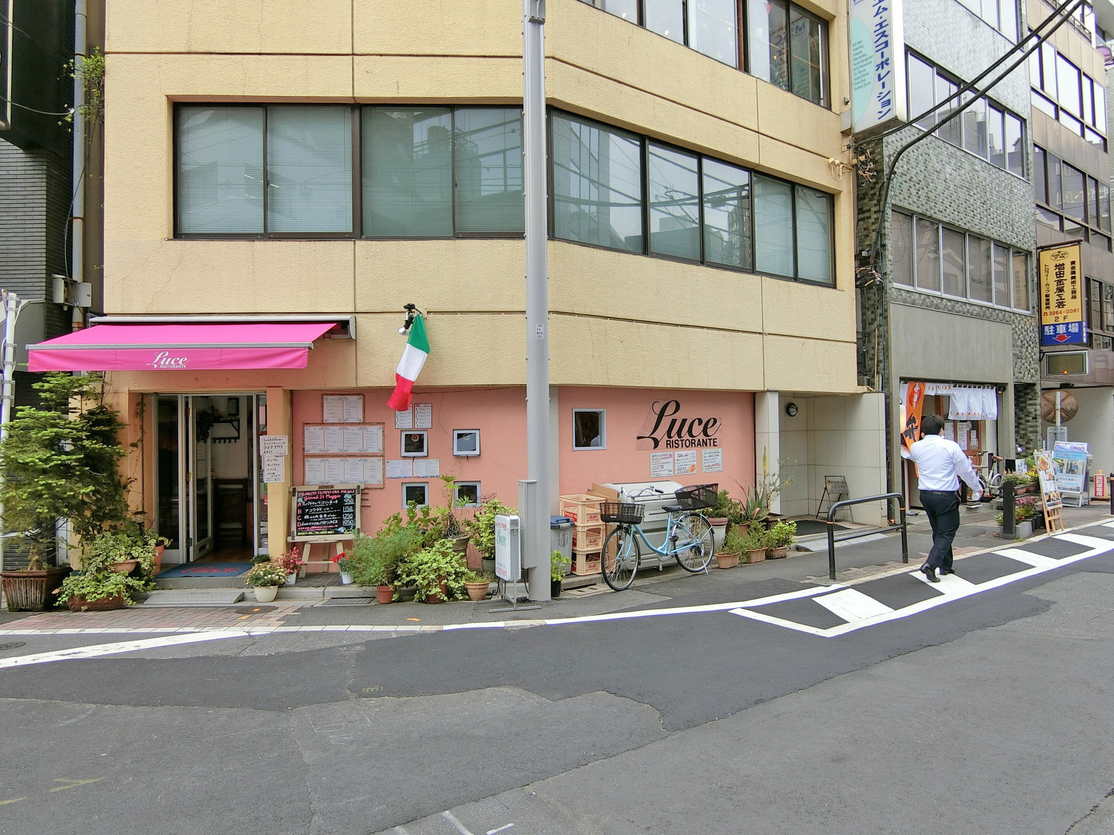 付近には飲食店が充実