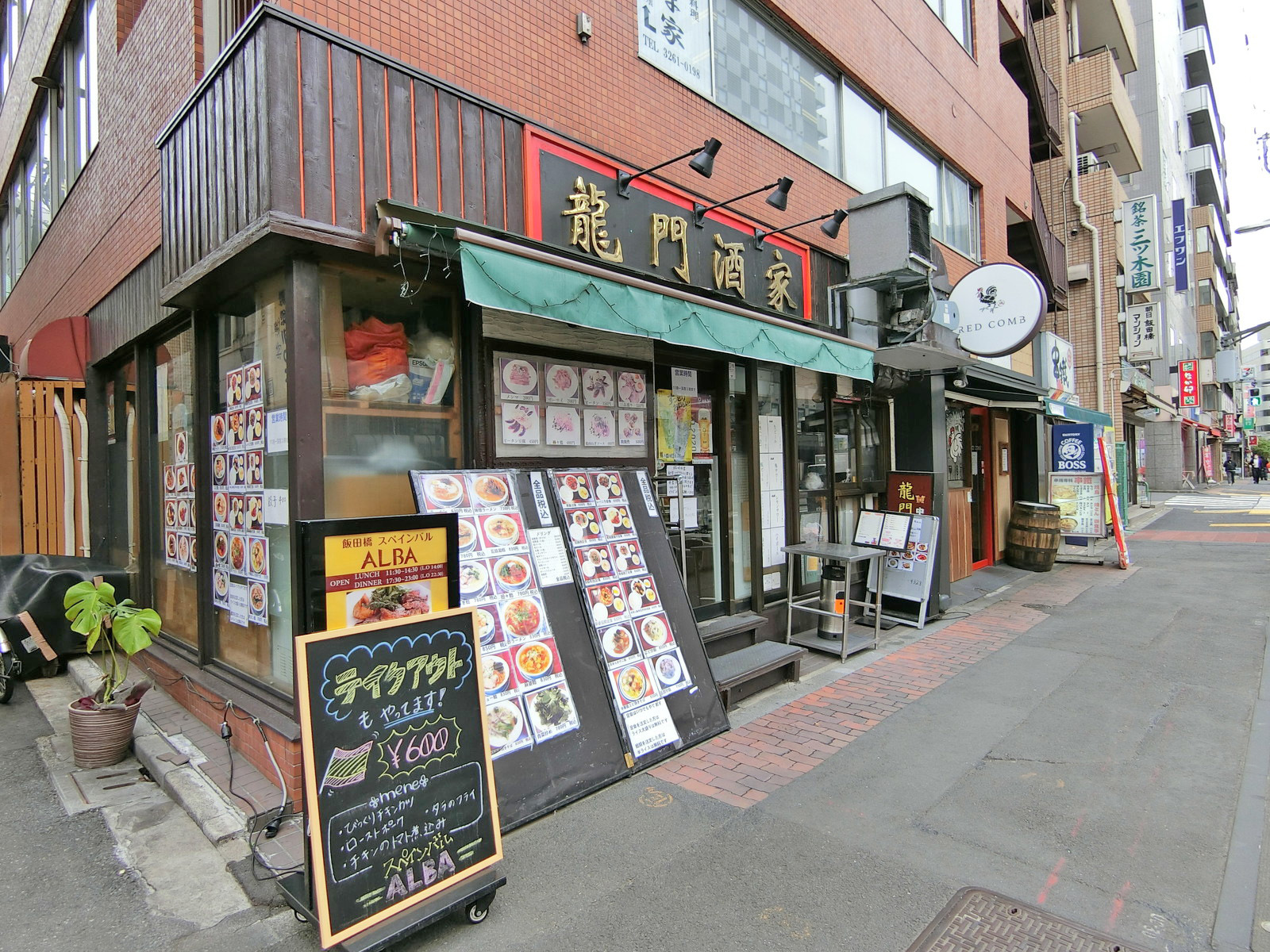 付近には飲食店が充実