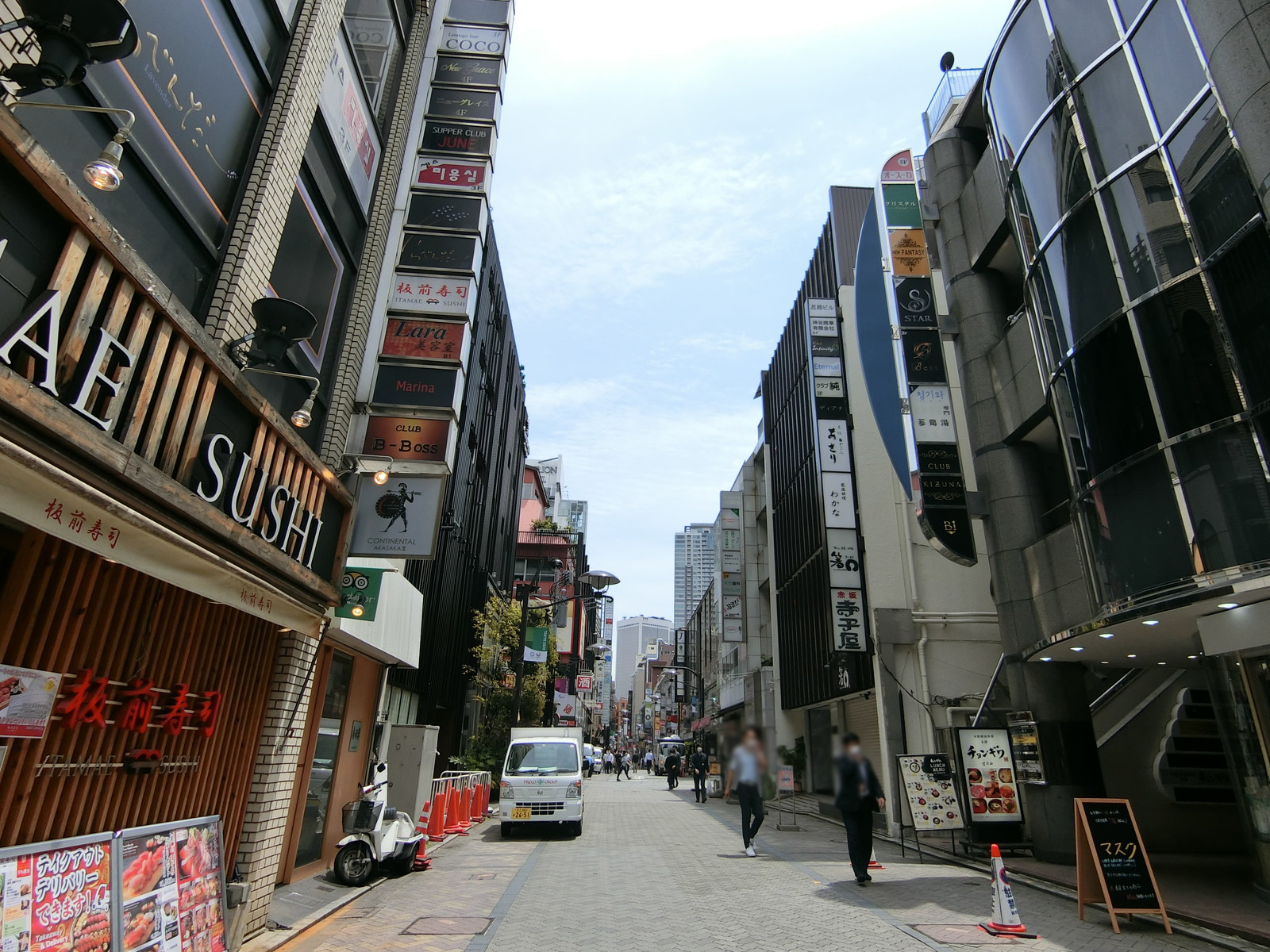 オフィスビル前面の通り