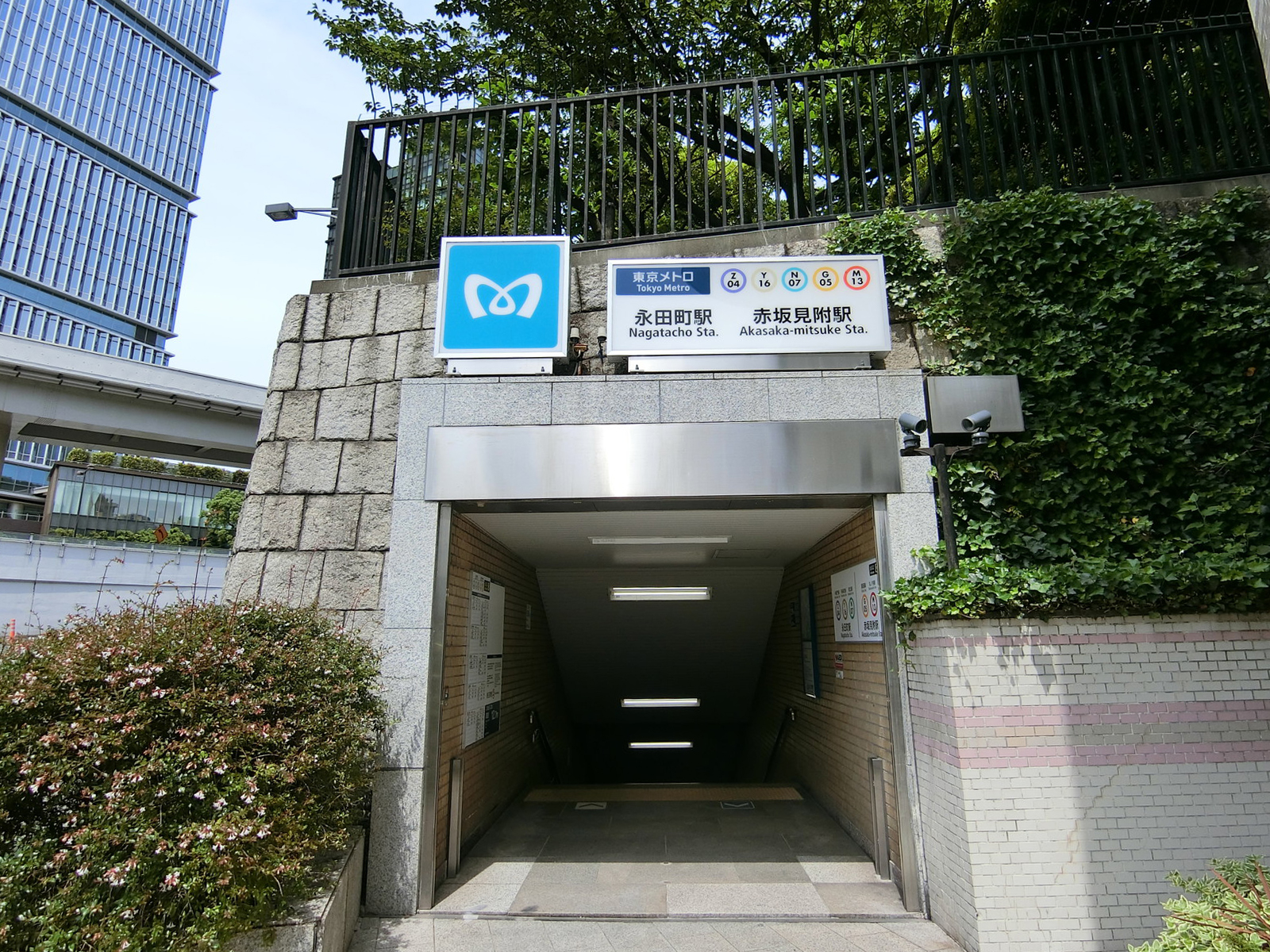 最寄りの「赤坂見附駅」