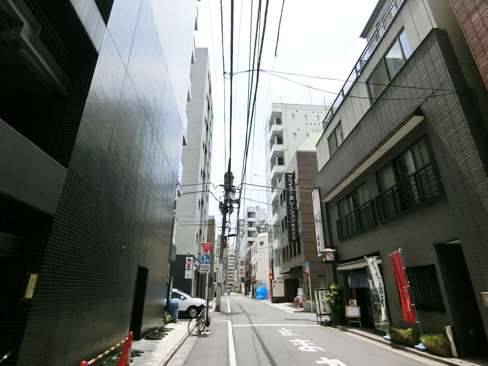 松井ビル前面の通り