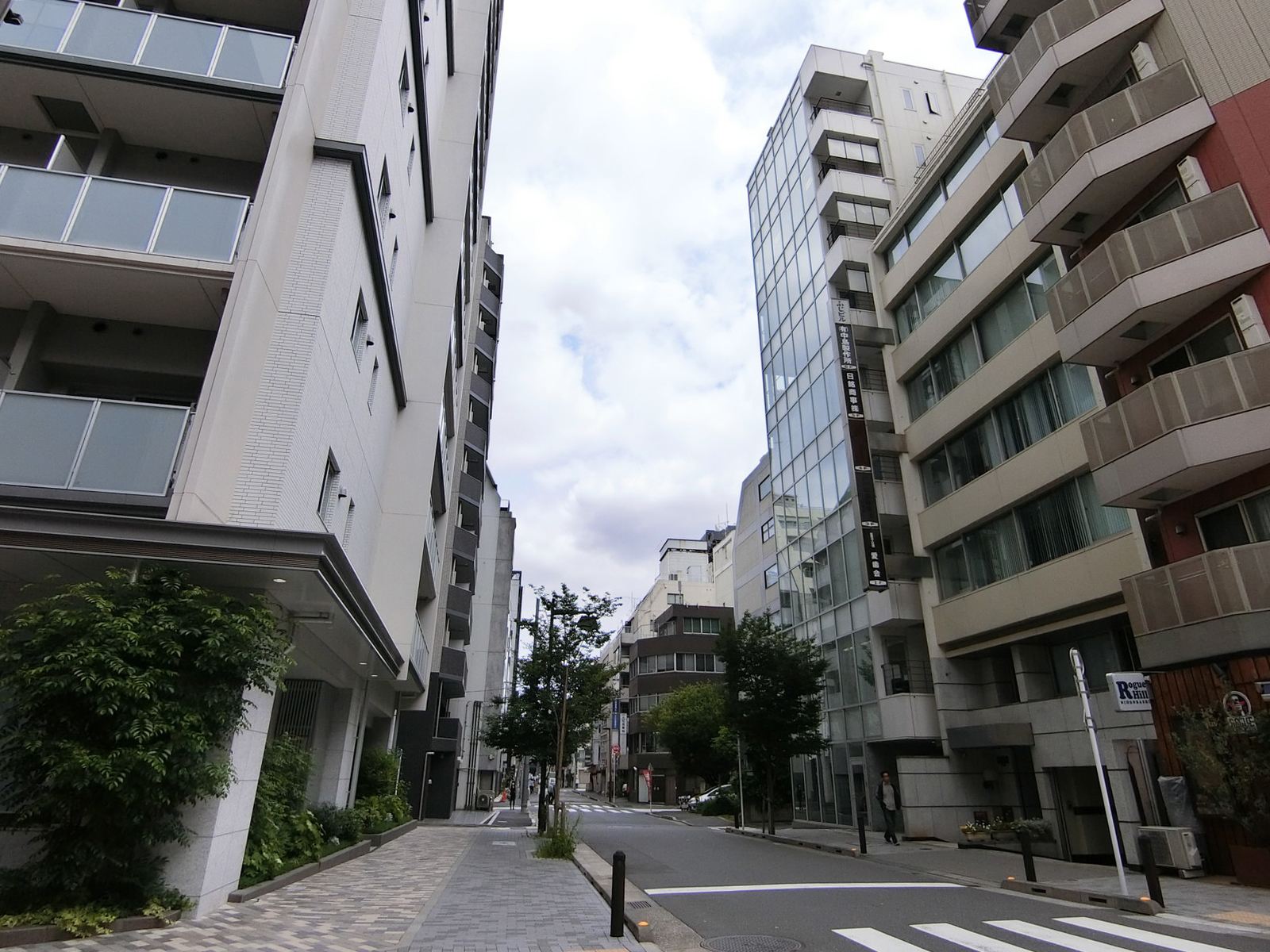 スペランツァ日本橋前面の通り