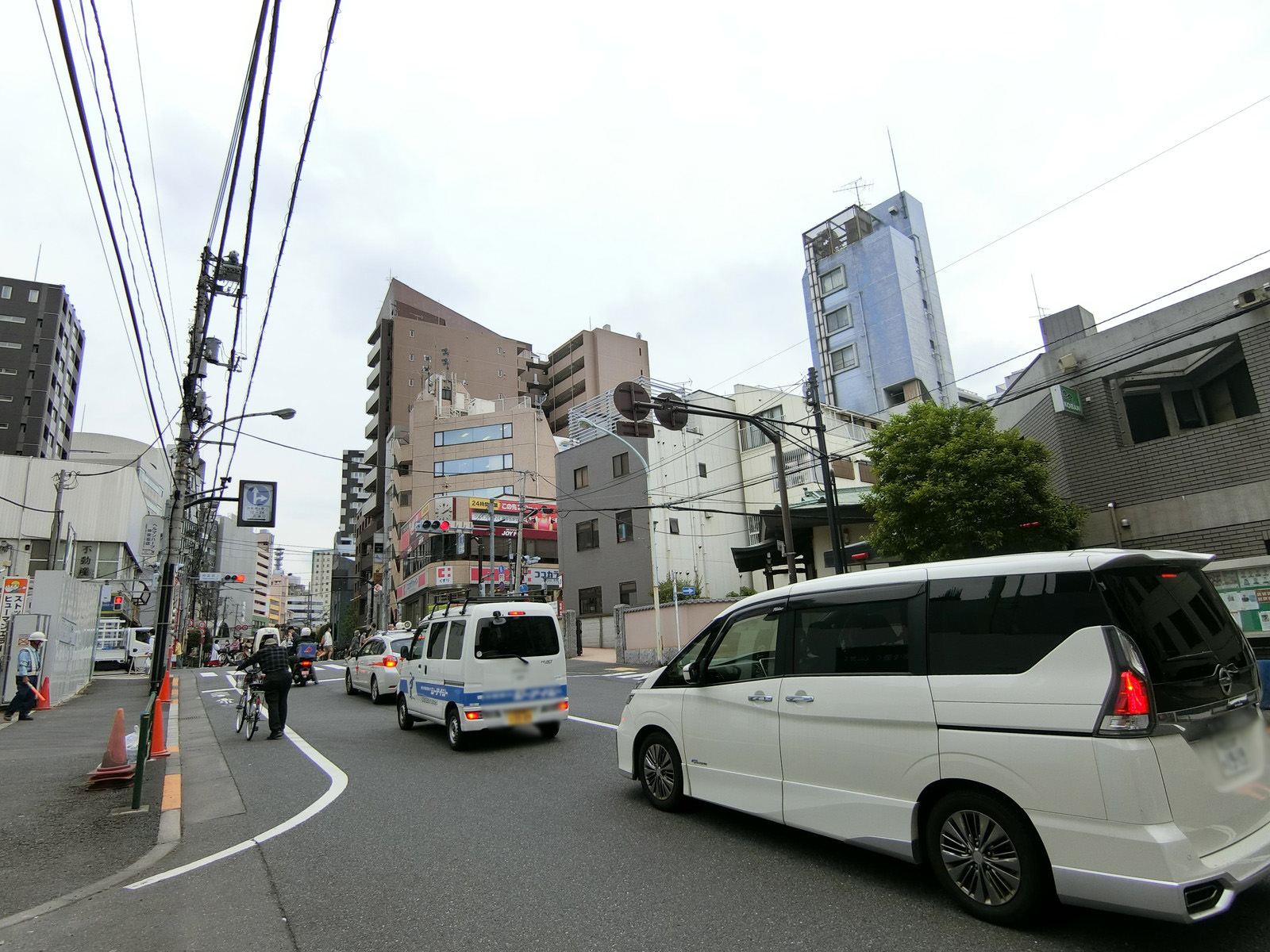 大久保通り沿いに立地