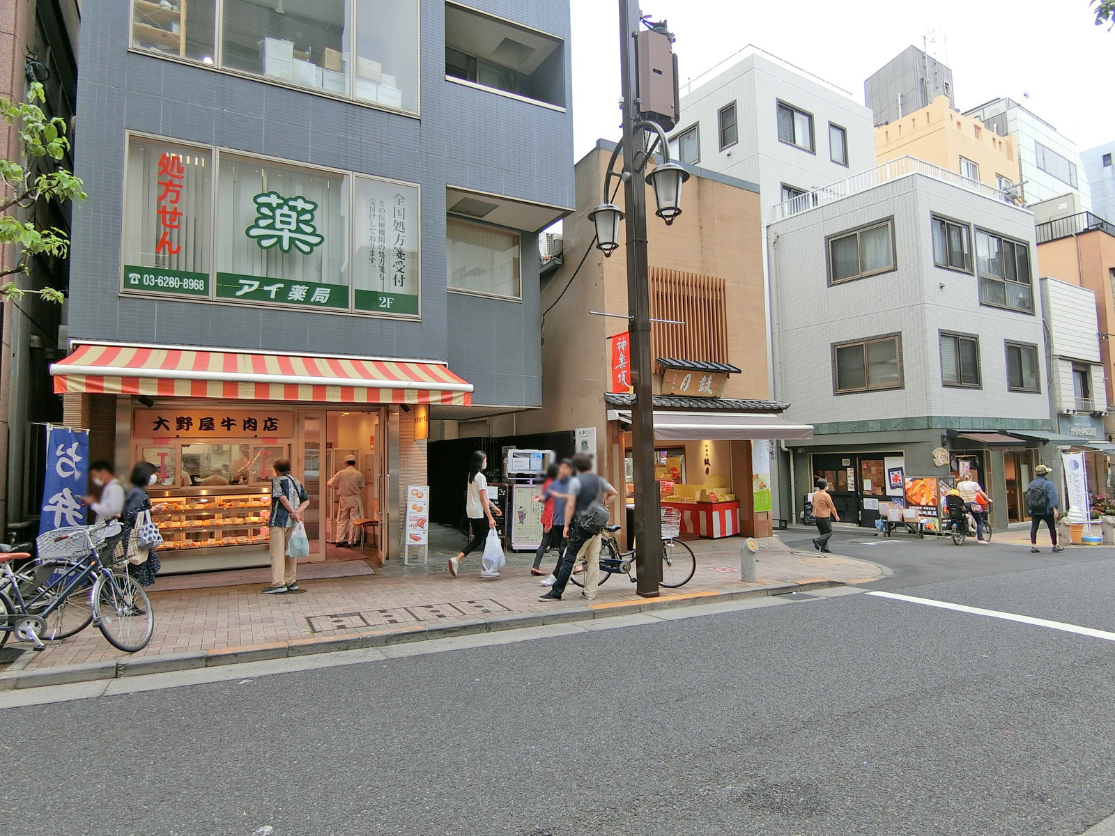 付近には飲食店が充実